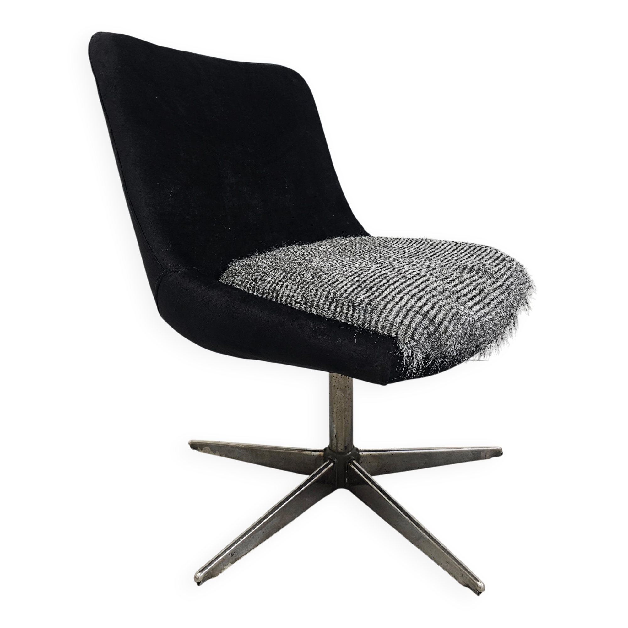 Mid-century redesigned swivel chair in velvet and faux fur.