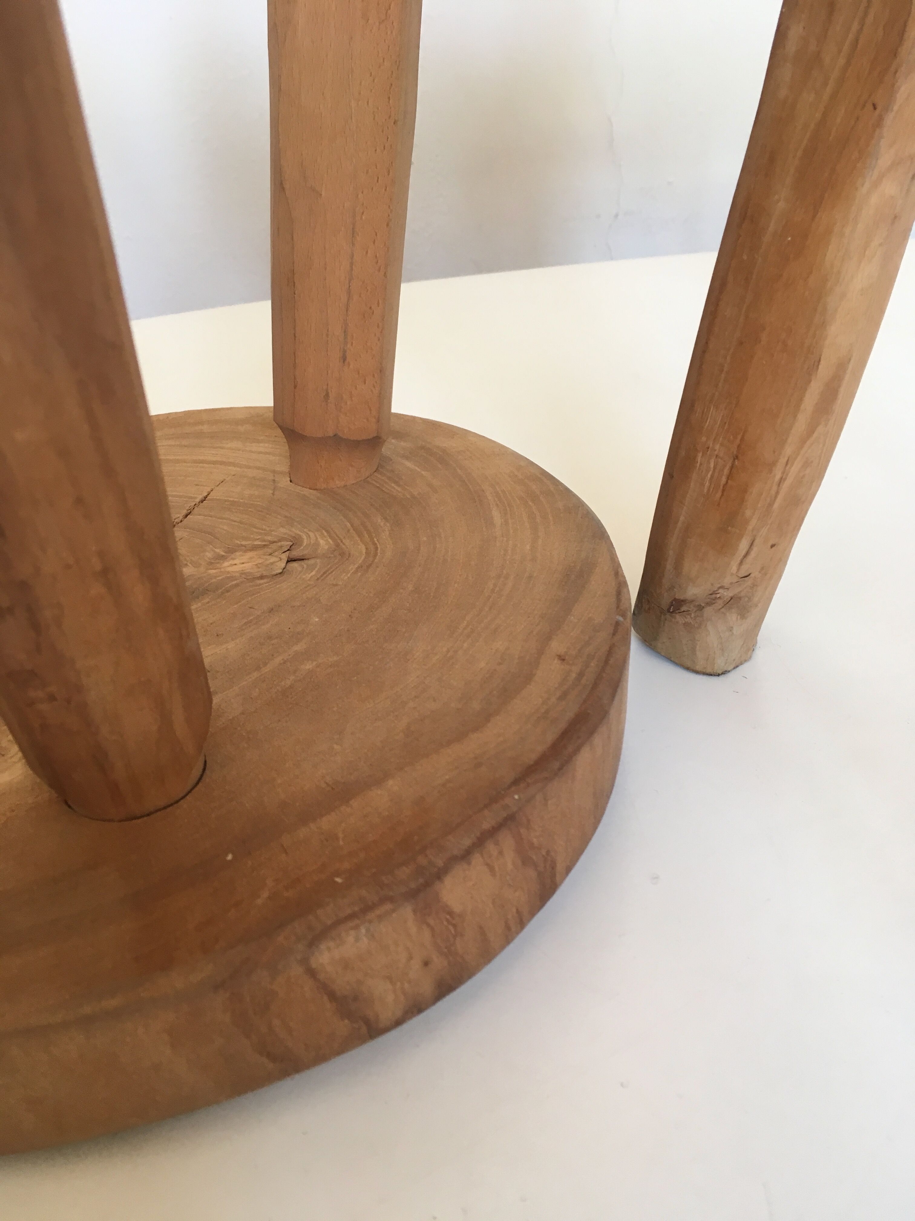 Pair of tripod stools of farm in raw Elm