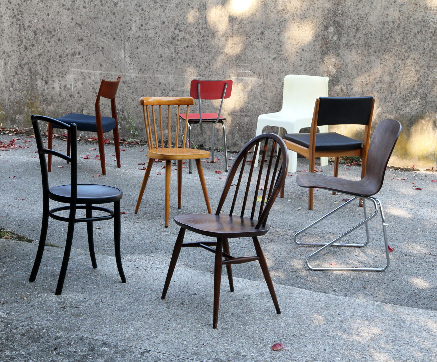 Series of 8 mismatched chairs