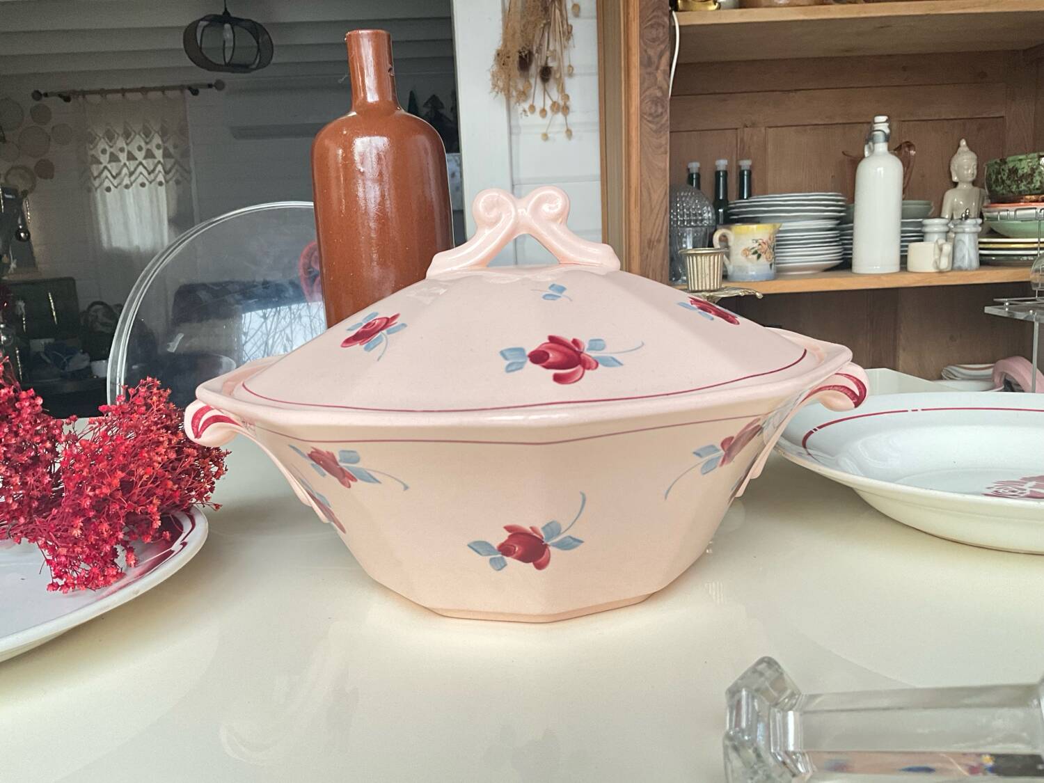 Saint Amand soup tureen, Pompadour model