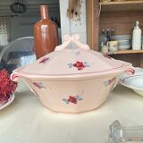 Saint Amand soup tureen, Pompadour model