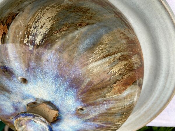 Ancienne cloche a fromage avec son plateau en céramique signature à identifier