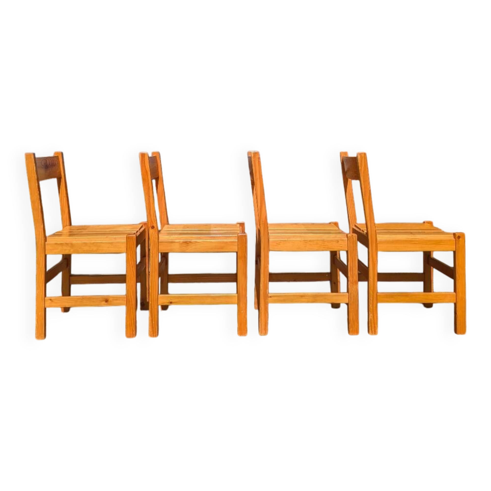 4 solid pine chairs selected by Charlotte Perriand for Le Arcs