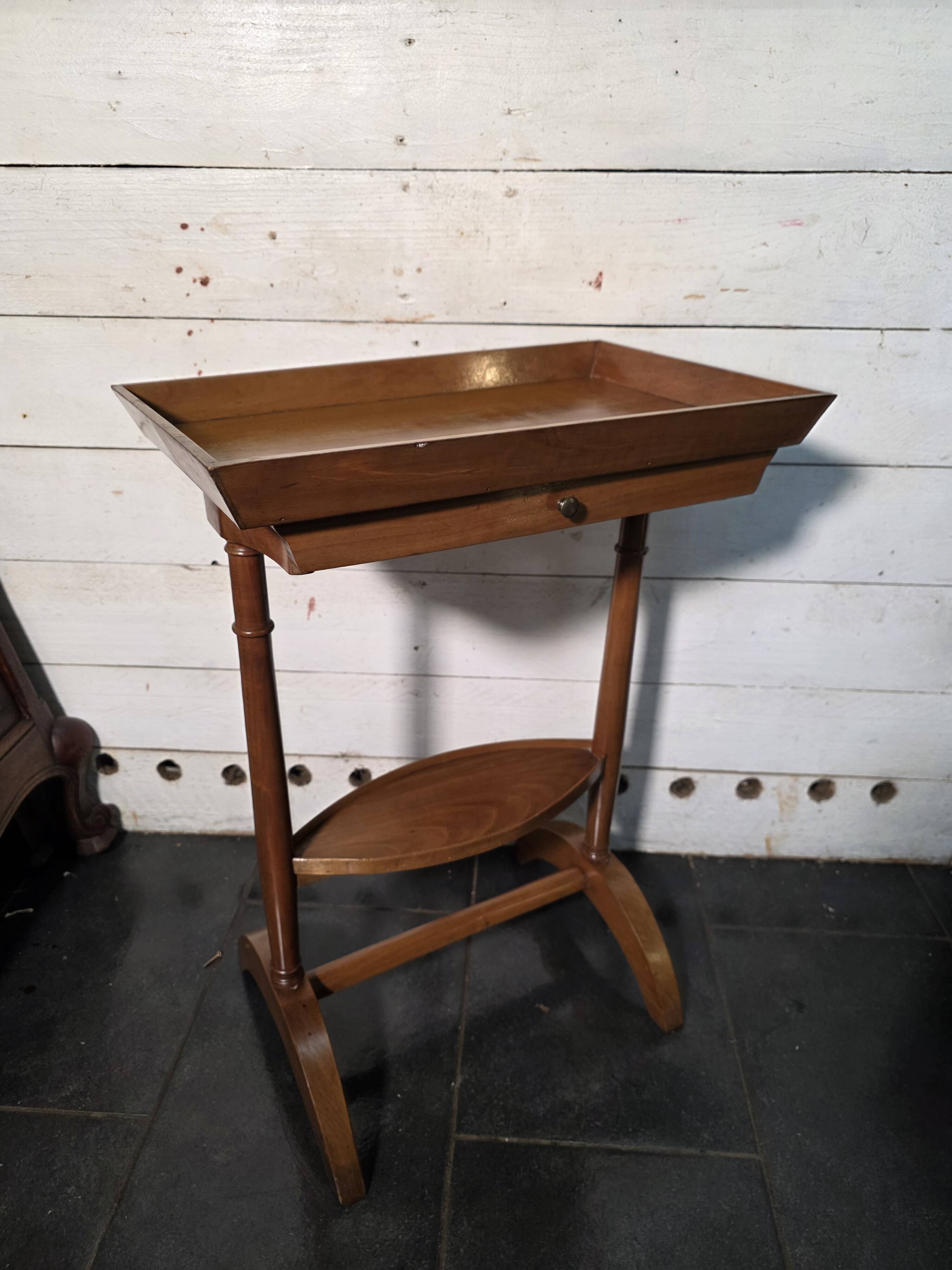 Table de chevet en merisier massif