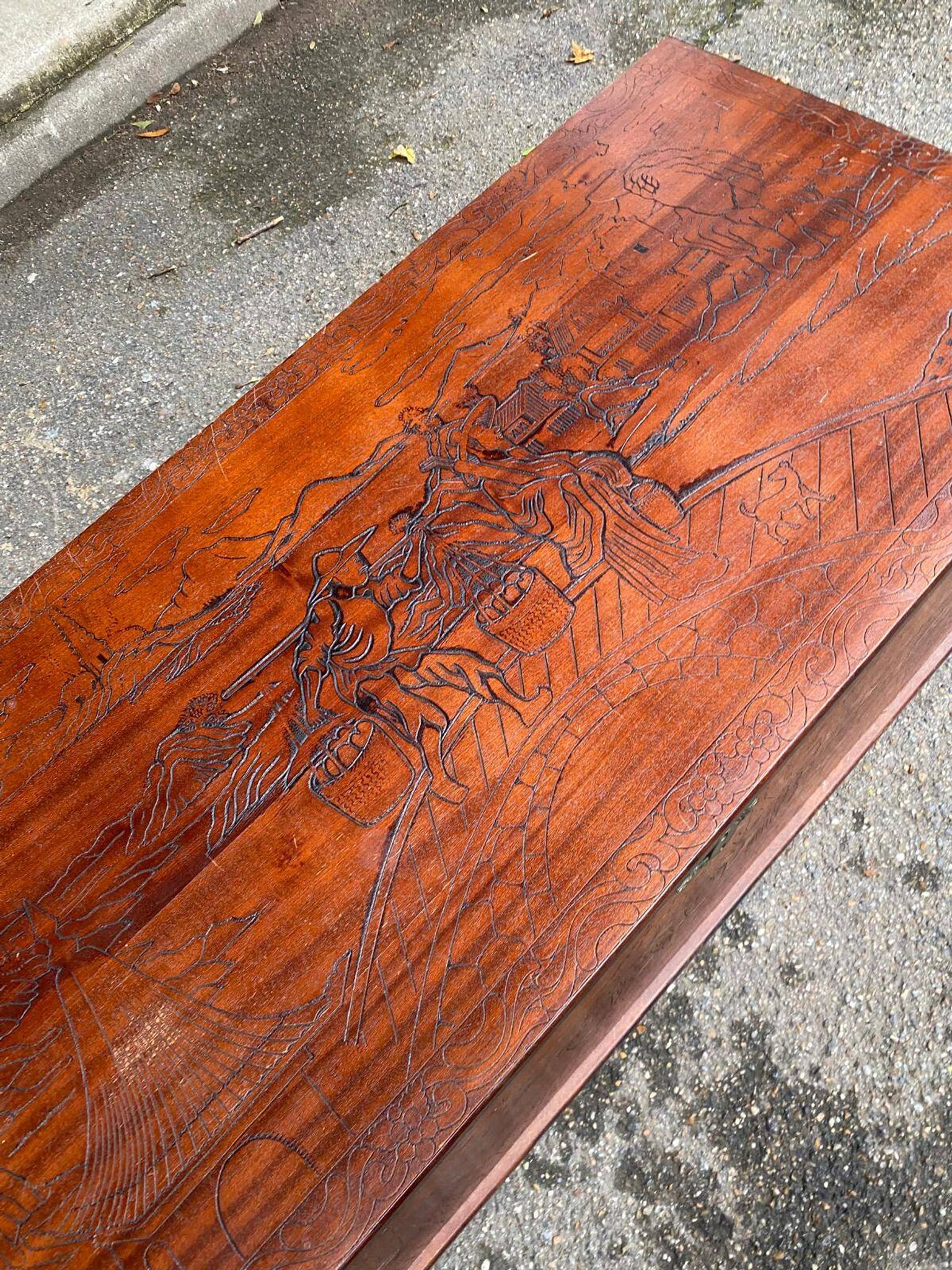 Malle coffre vintage en bois gravé à l'encre de Chine