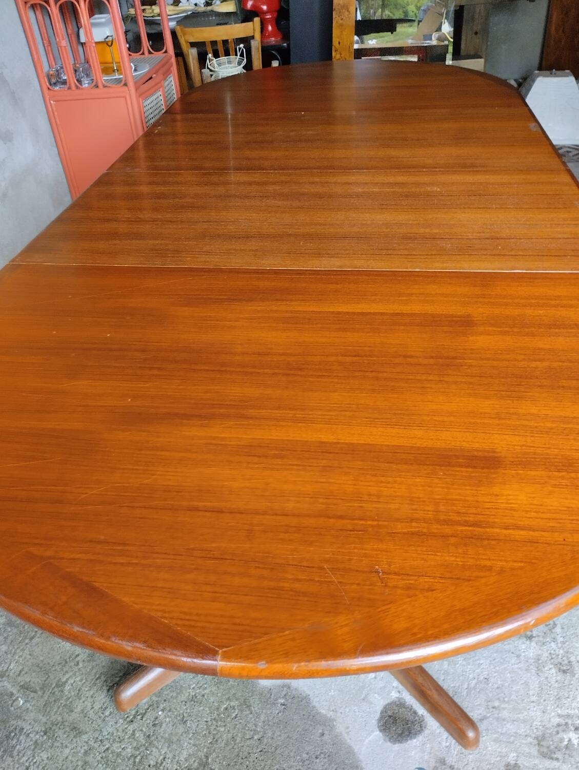 Extendable dining table