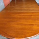 Extendable dining table
