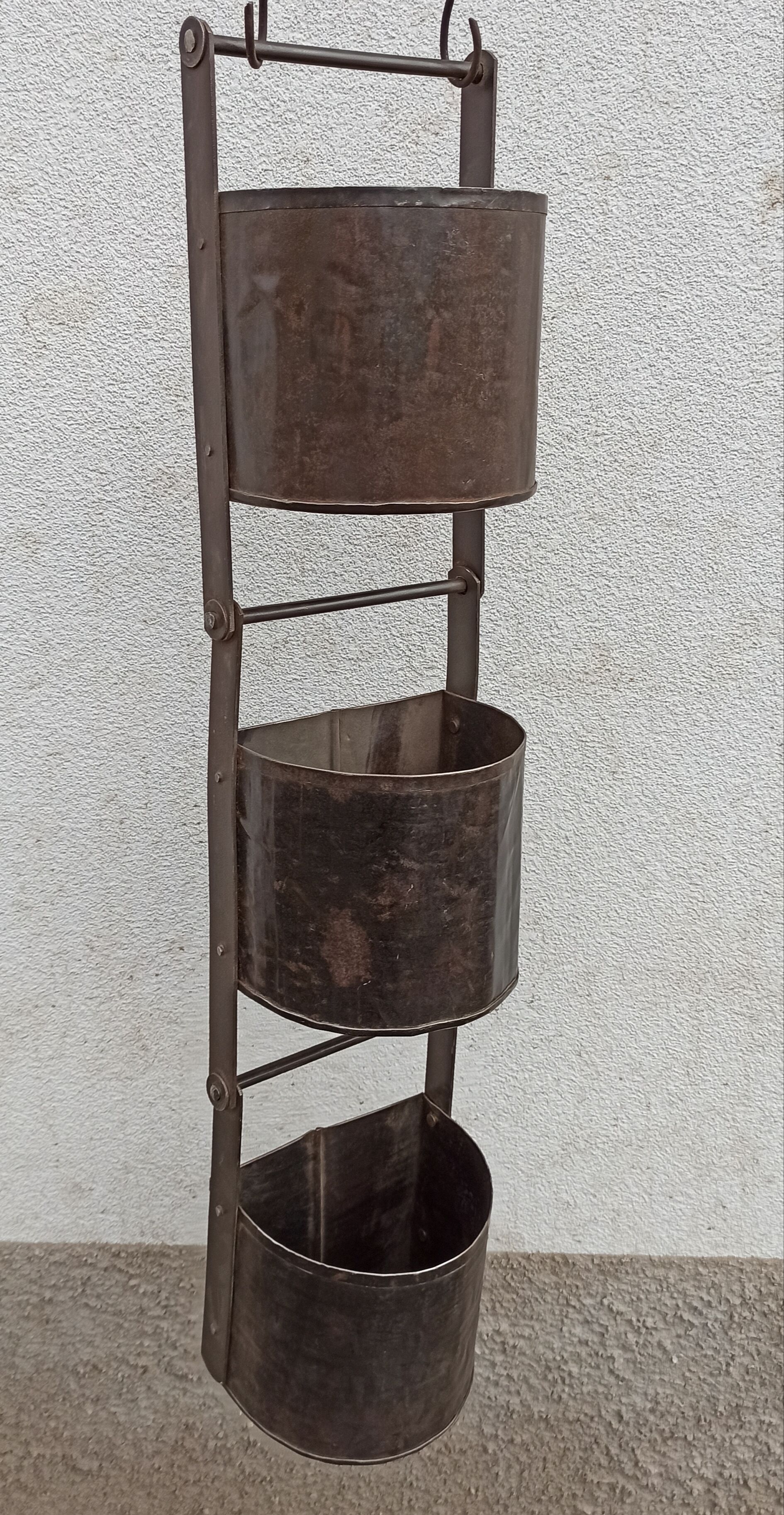 Suspension of three zinc buckets