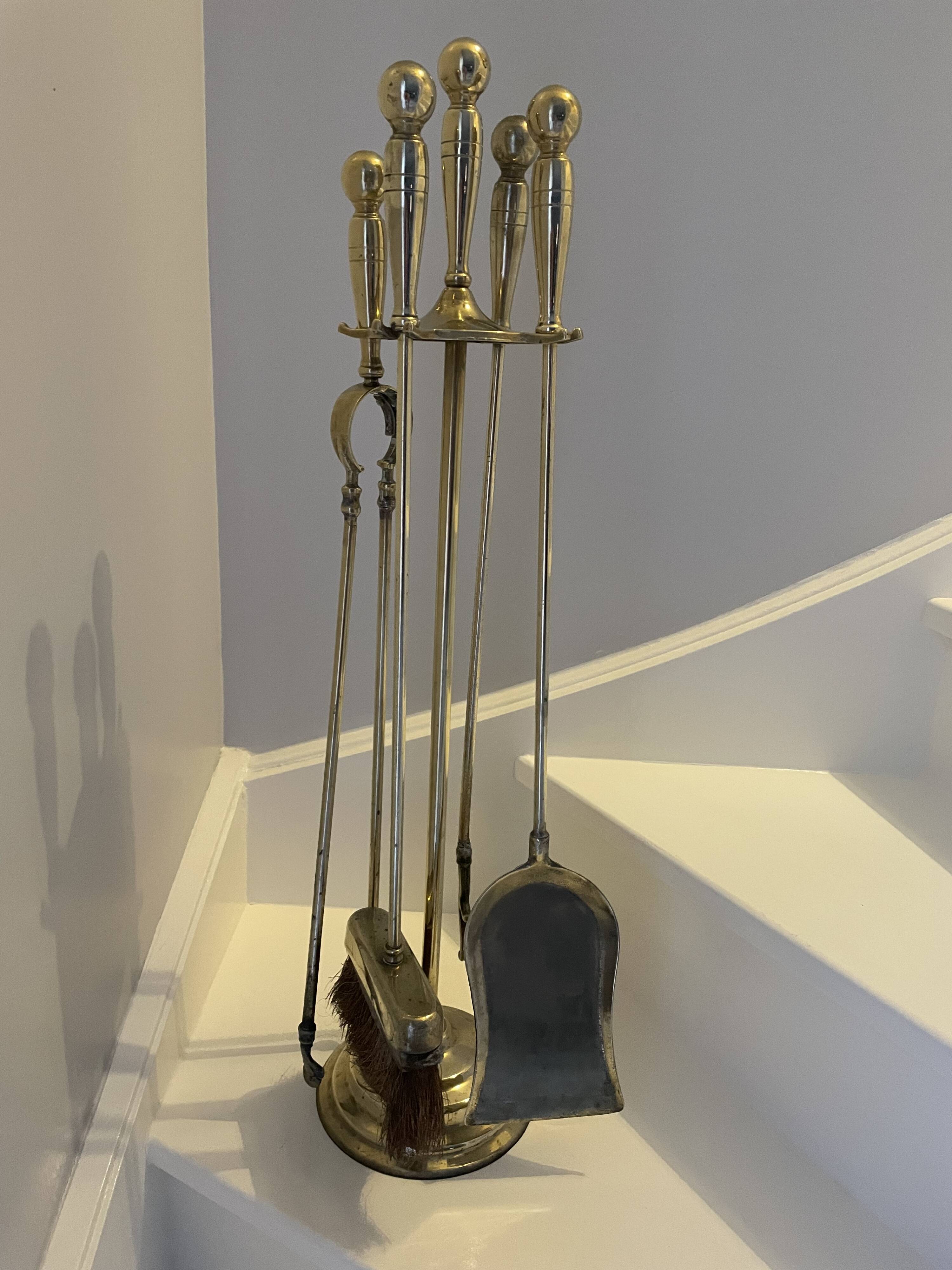 Brass fireplace servant and its 4 accessories