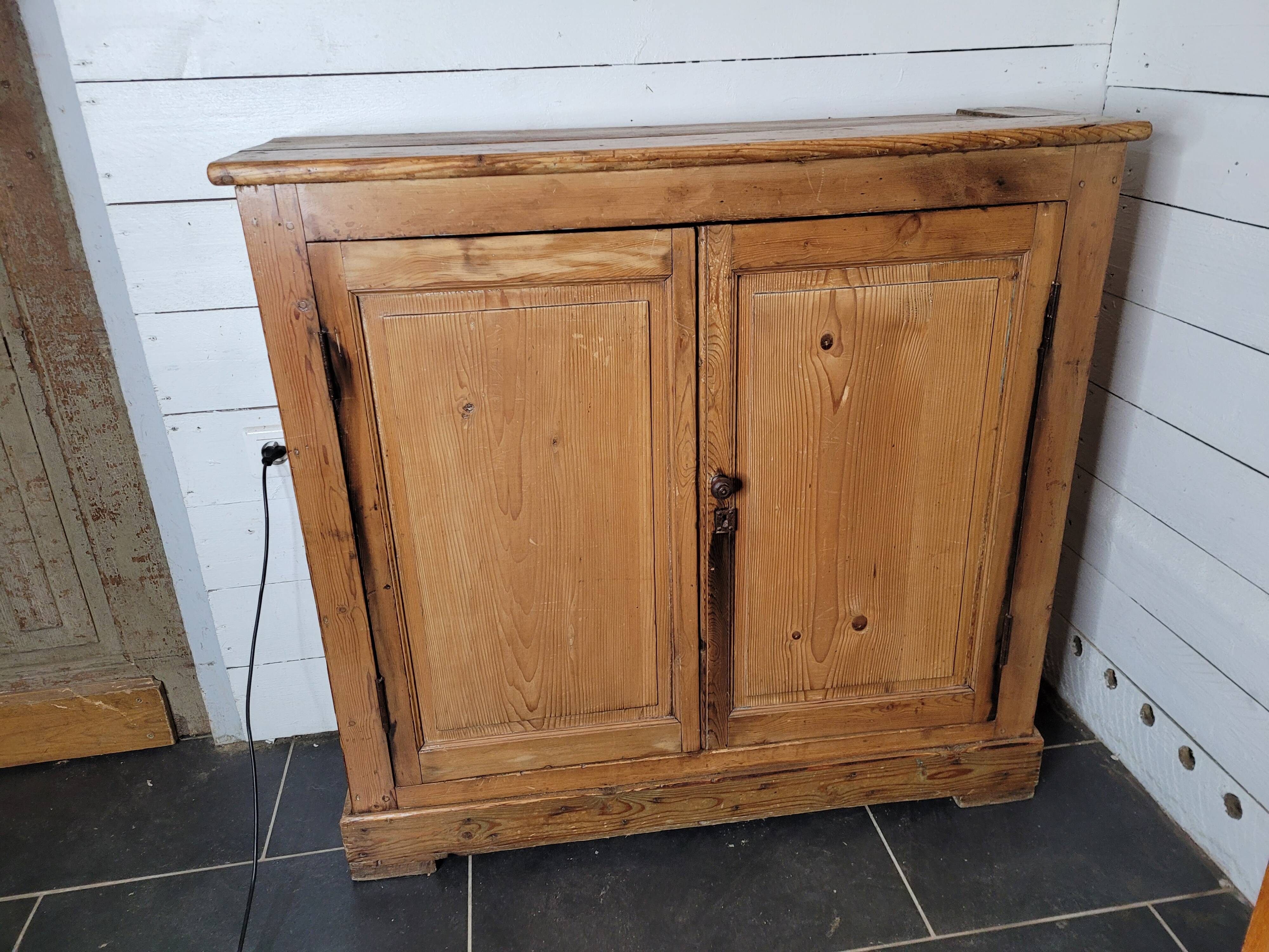 Old 2-door fir sideboard, 104×31cms