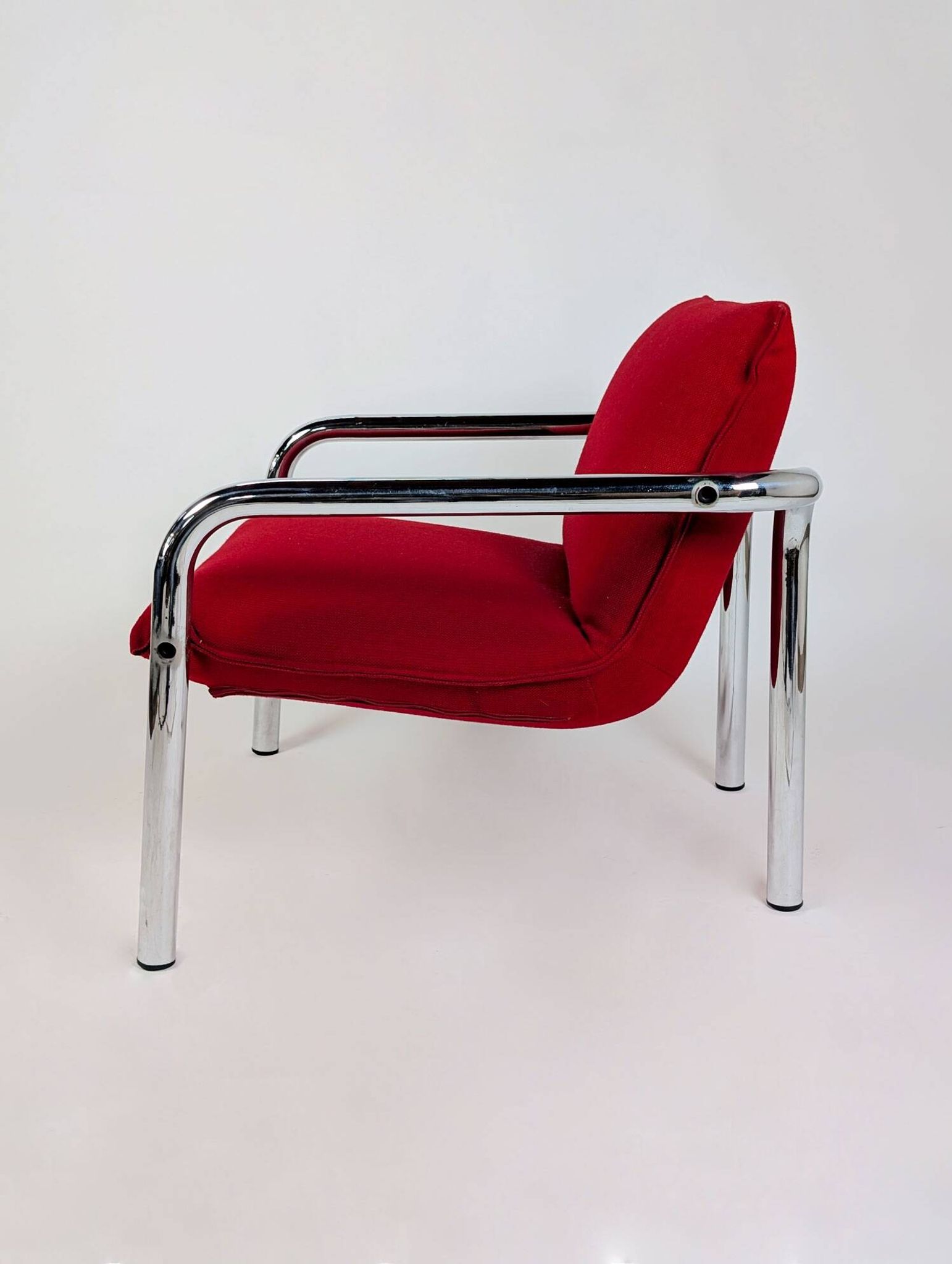Pair of Italian armchairs in chromed metal and red fabric, 1970