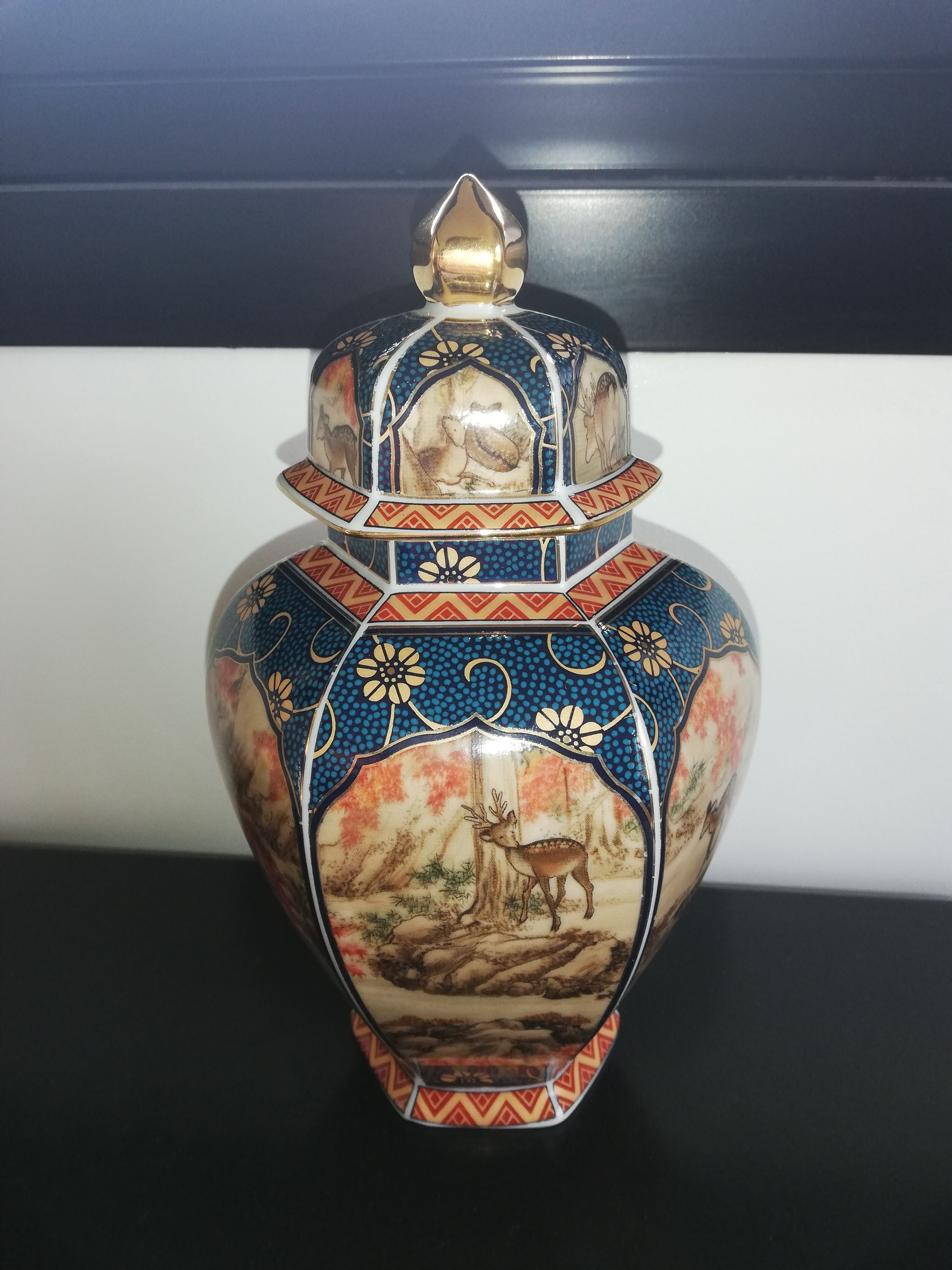 Japanese porcelain potiche