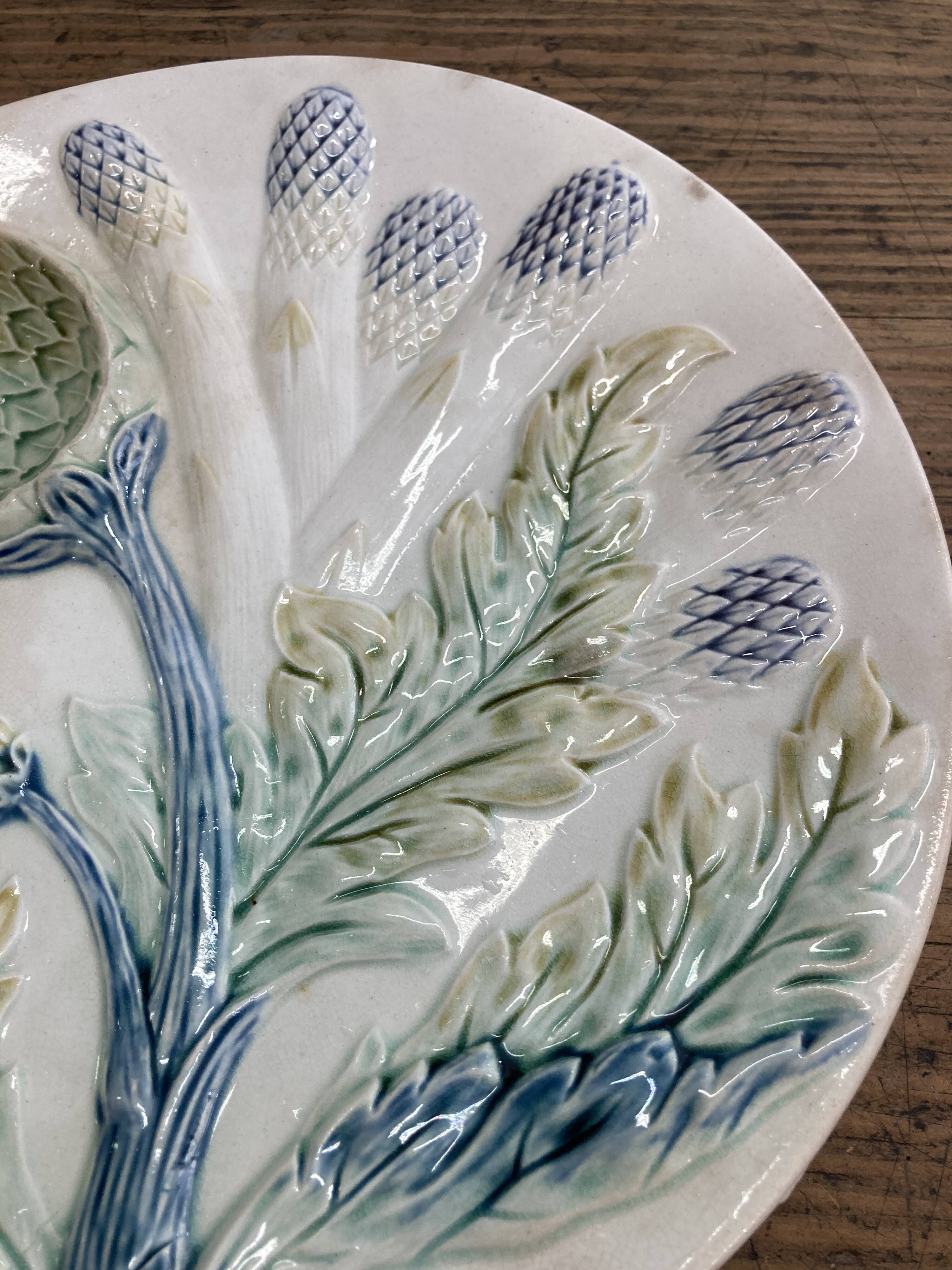 Plate with asparagus and artichokes in splash of Luneville