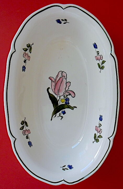Légumier oblong en faïence polychrome vernissée à décor floral