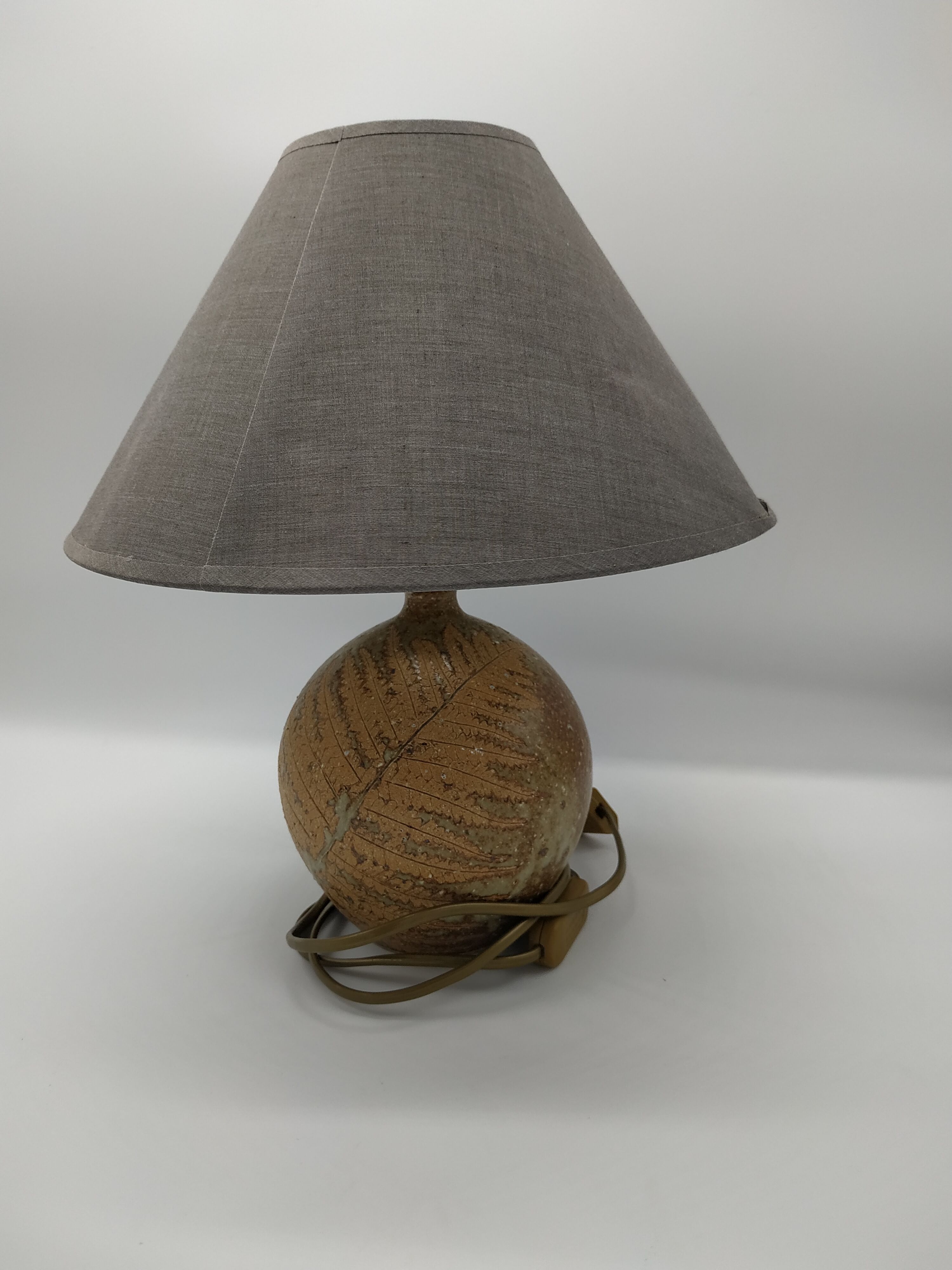 Pied de lampe à la fougère en grès pyrité d'Alain Blanchard