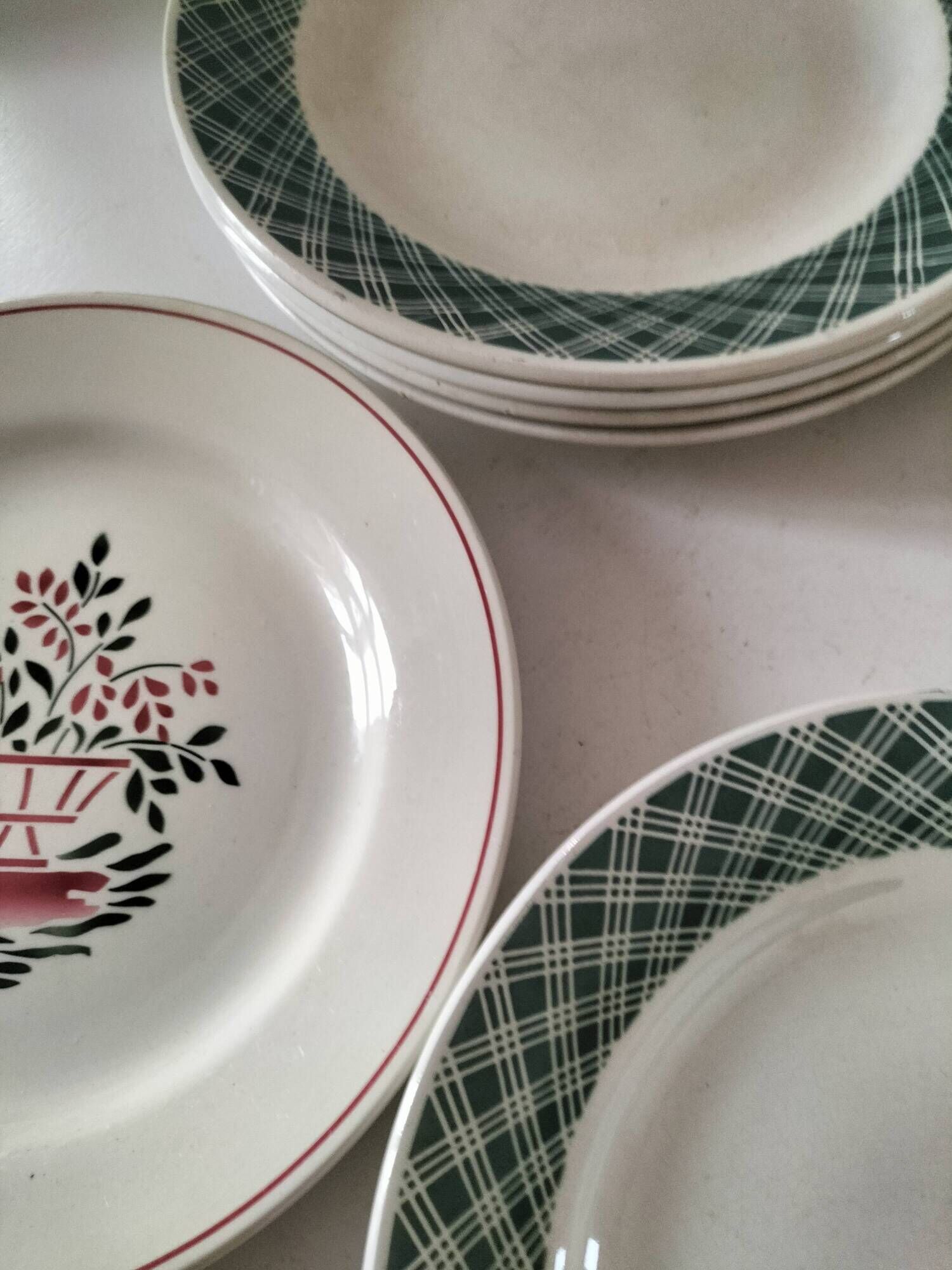 Mix of 10 ironstone plates, HBCM Agnès decoration - St Amand decoration 2070