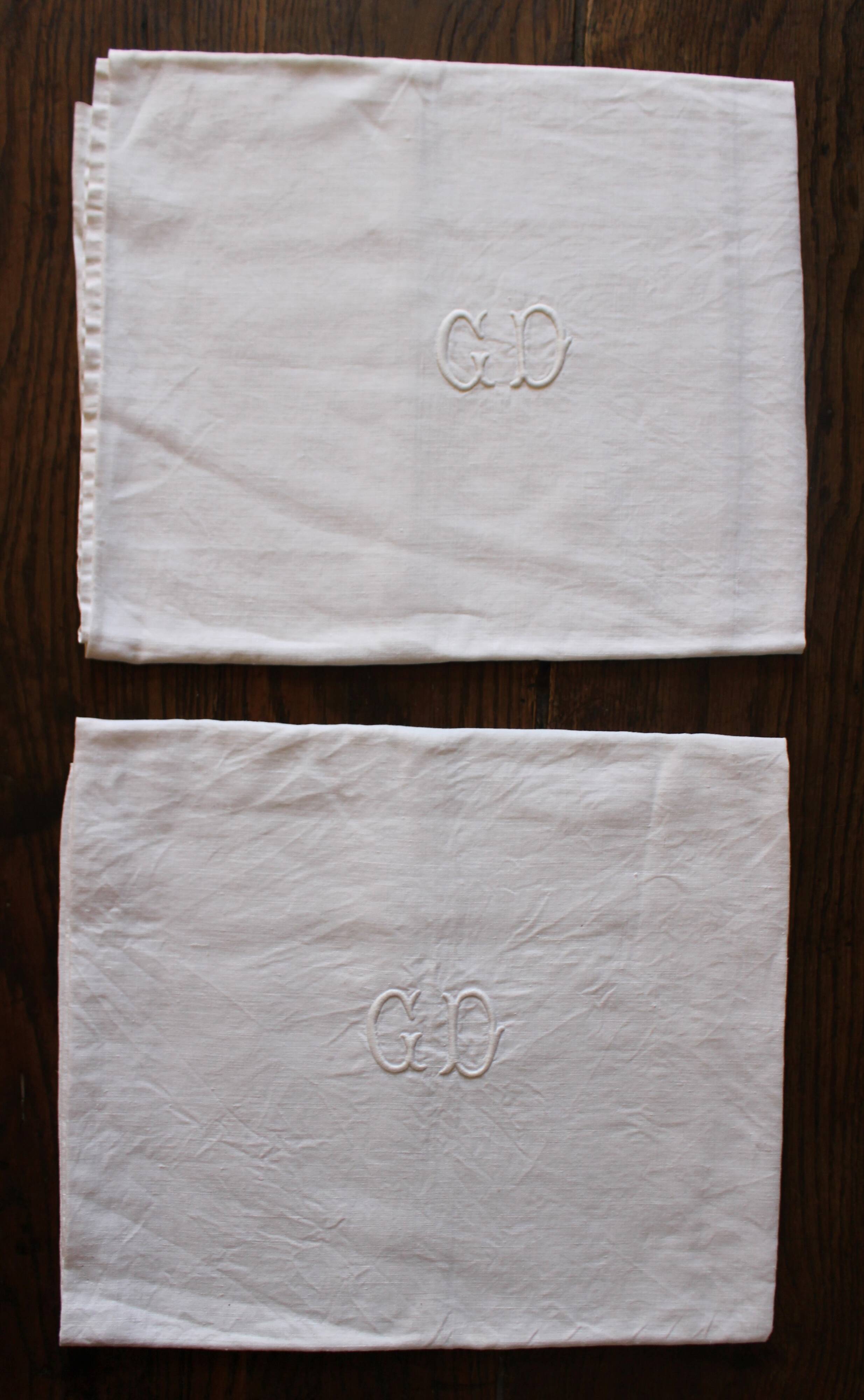 Un Lot de 2 serviettes de table lin blanc monogrammes G D