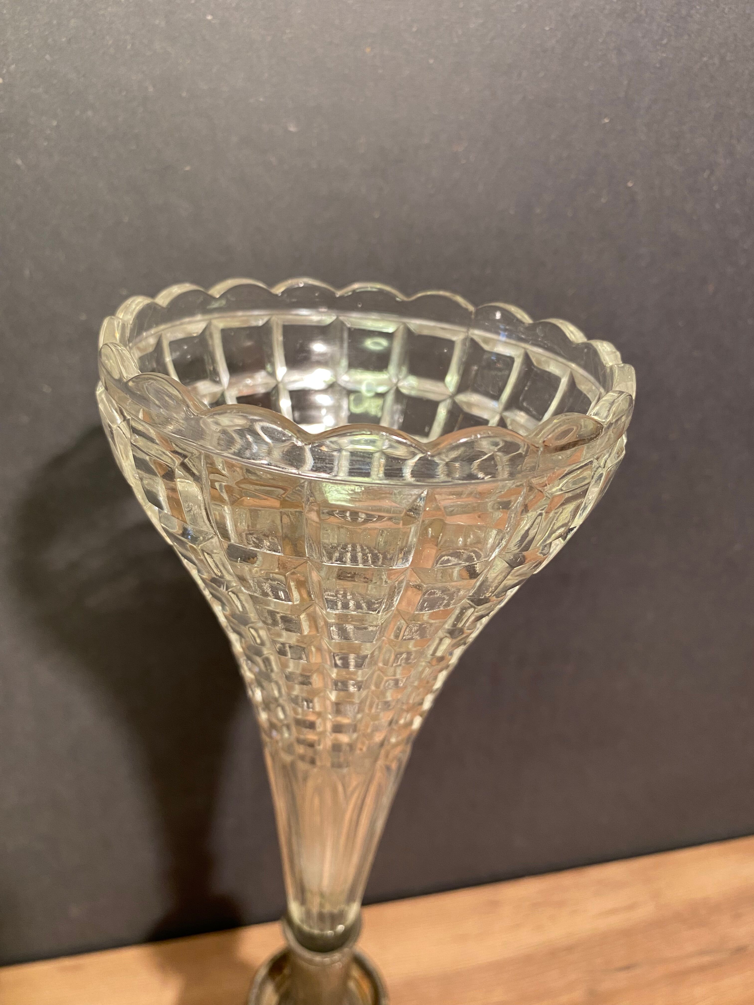 Cone vase, cut crystal bouquet (most certainly Baccarat, Saint Louis ...)