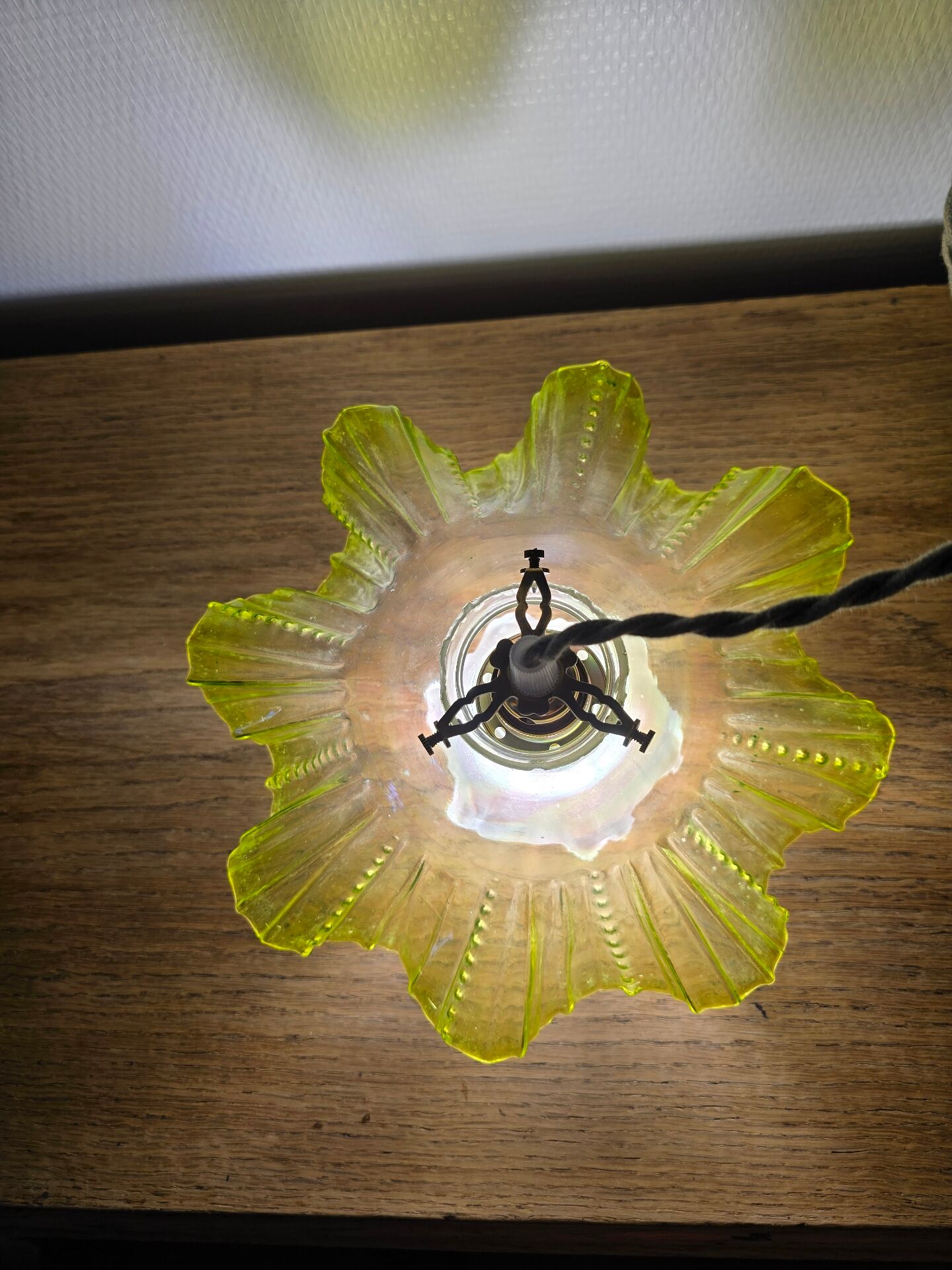Double tulip light suspension - Transparent fluted glass at the edges.