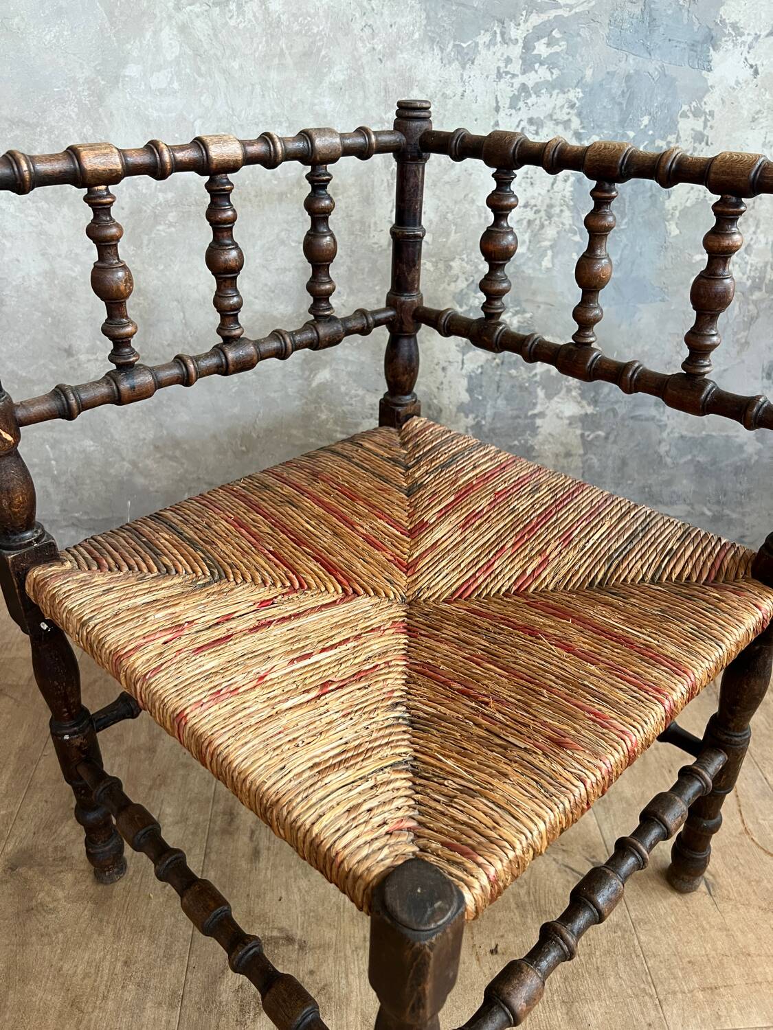 Chaise d’angle en bois et paille
