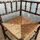 Chaise d’angle en bois et paille