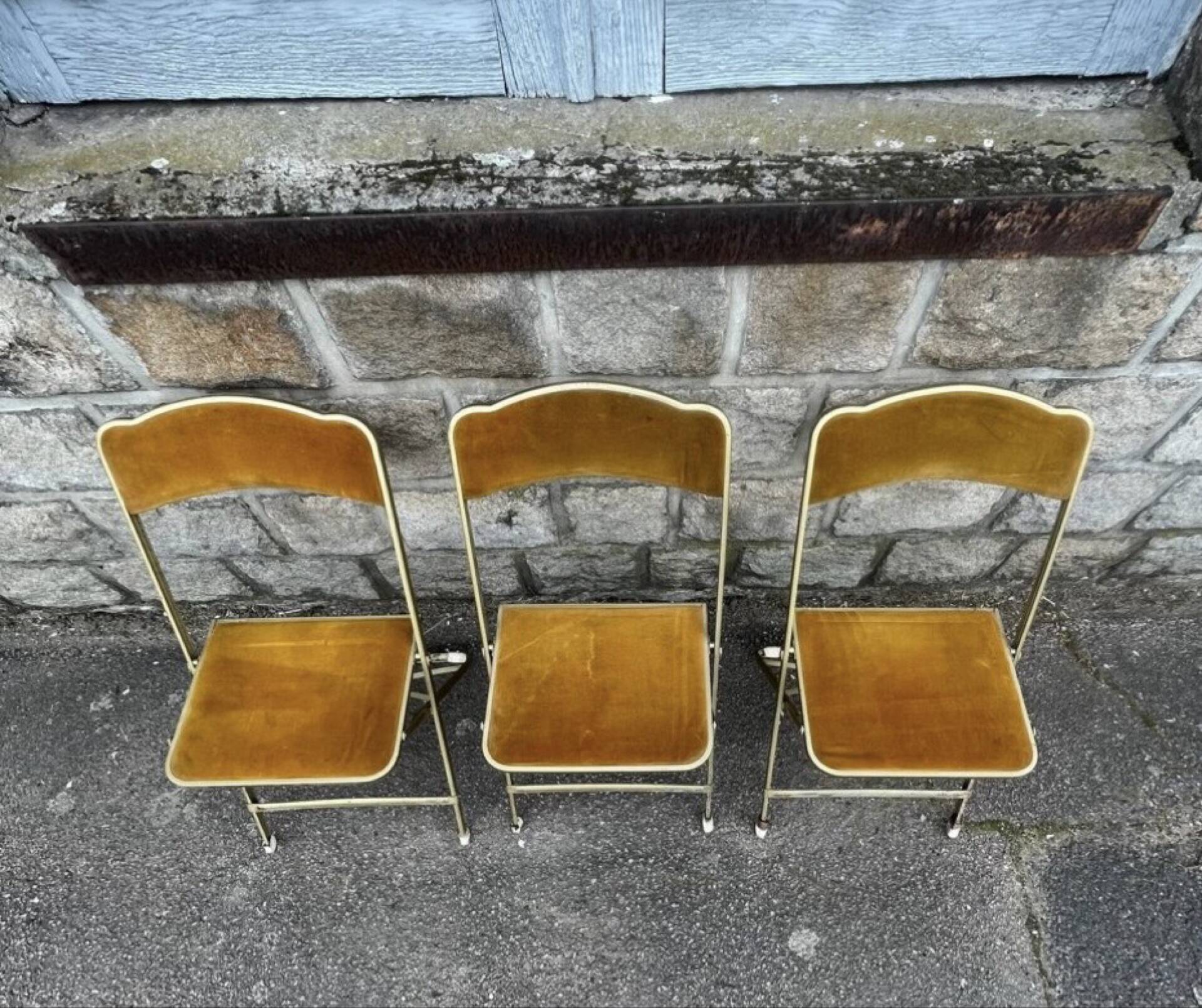 3 chaises d'opéra pliantes anciennes en velours doré et laiton