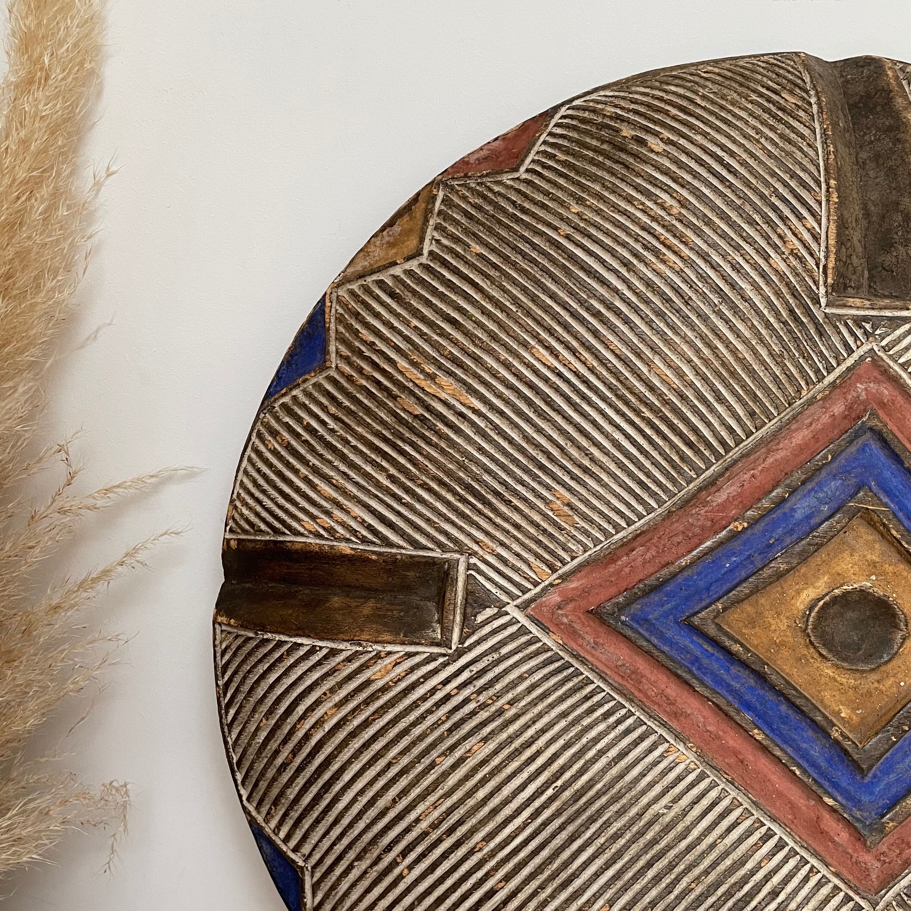 Round colored Bamileke shield ''AURA'