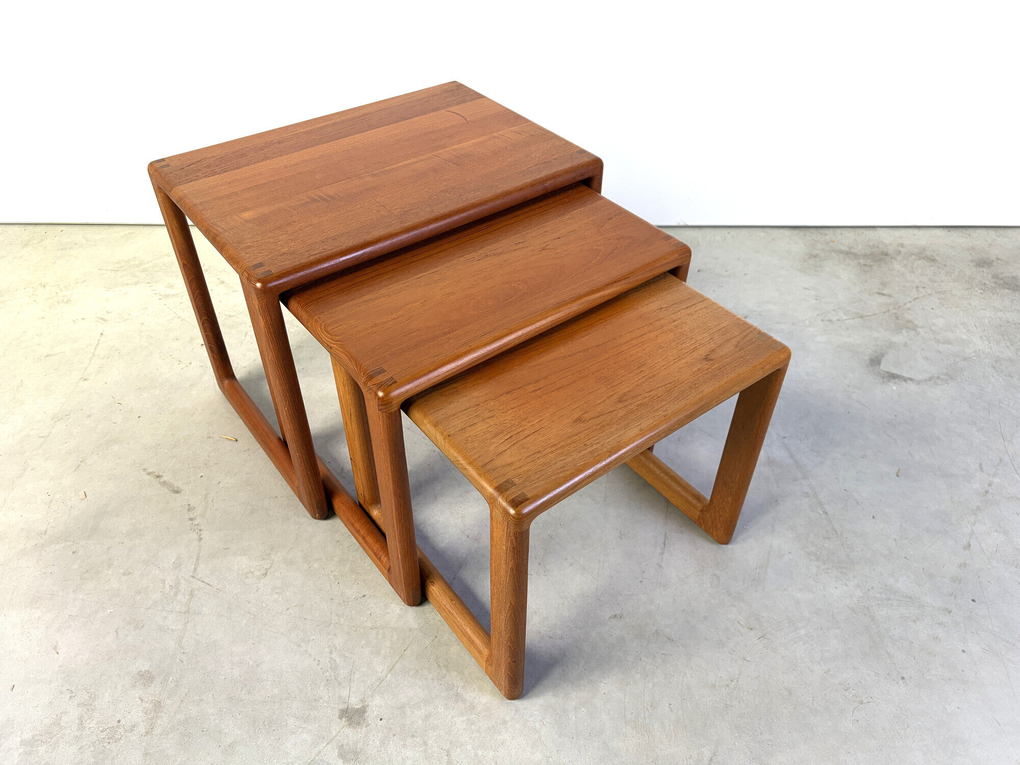 Tables gigognes en teck par Dyrlund, années 1960.