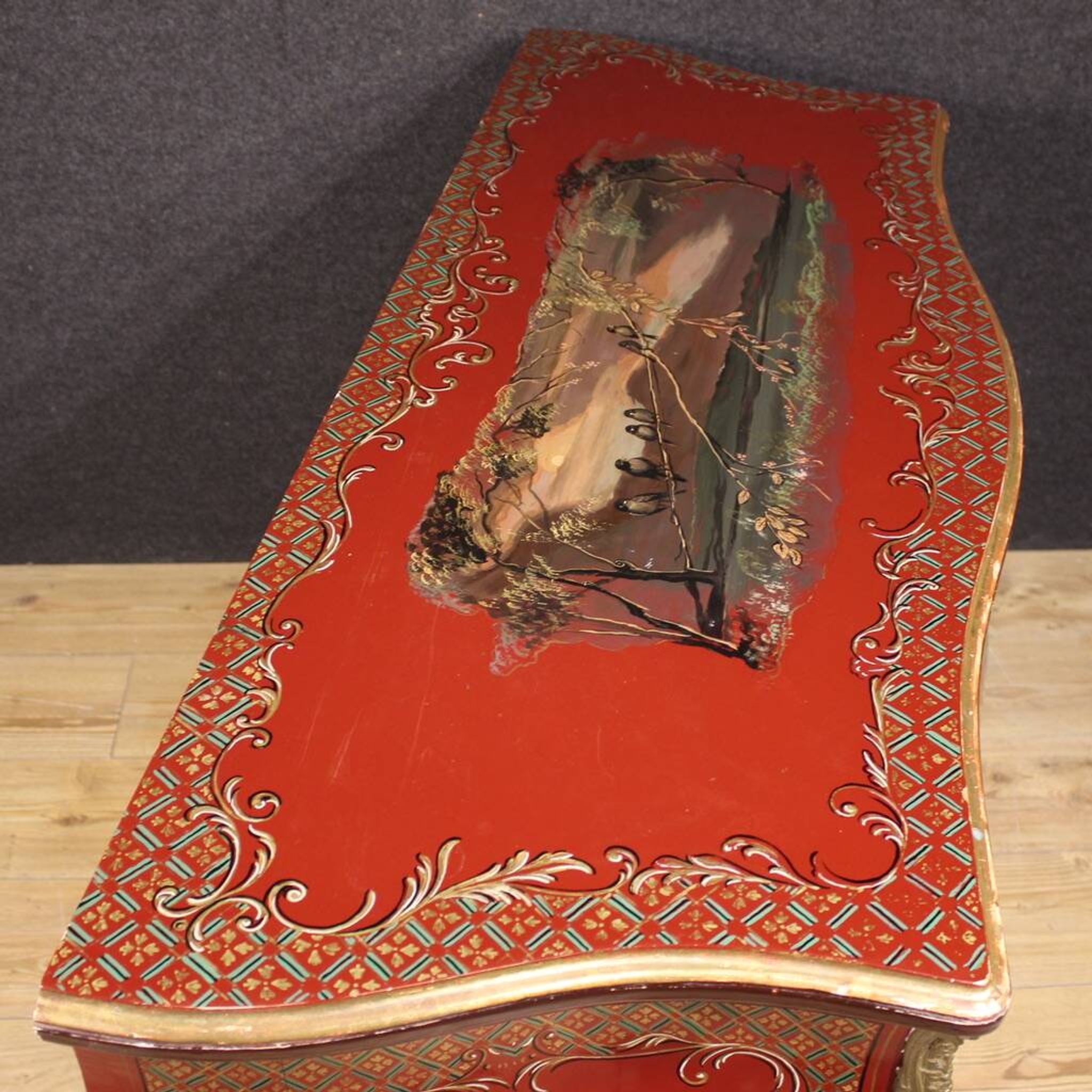 Commode chinoise laquée, peinte et dorée