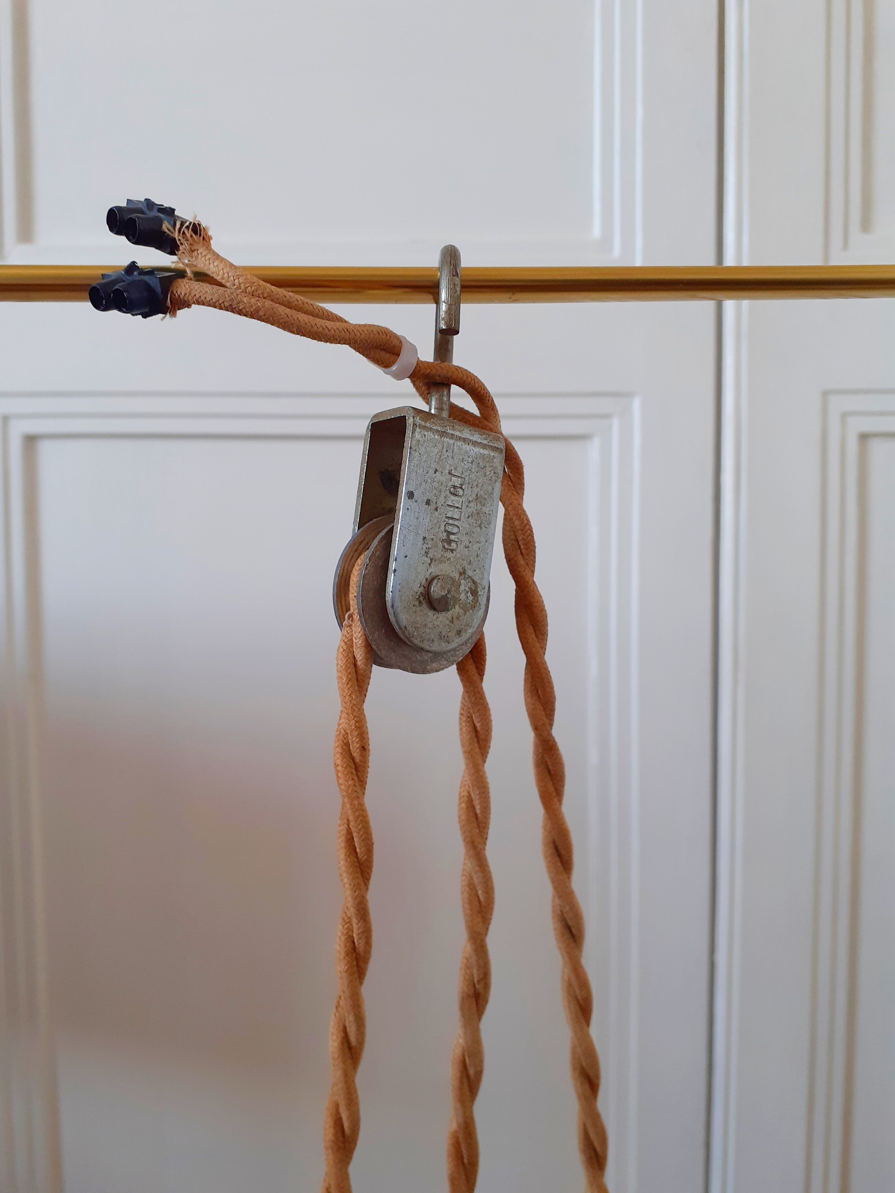 Counterweight suspension