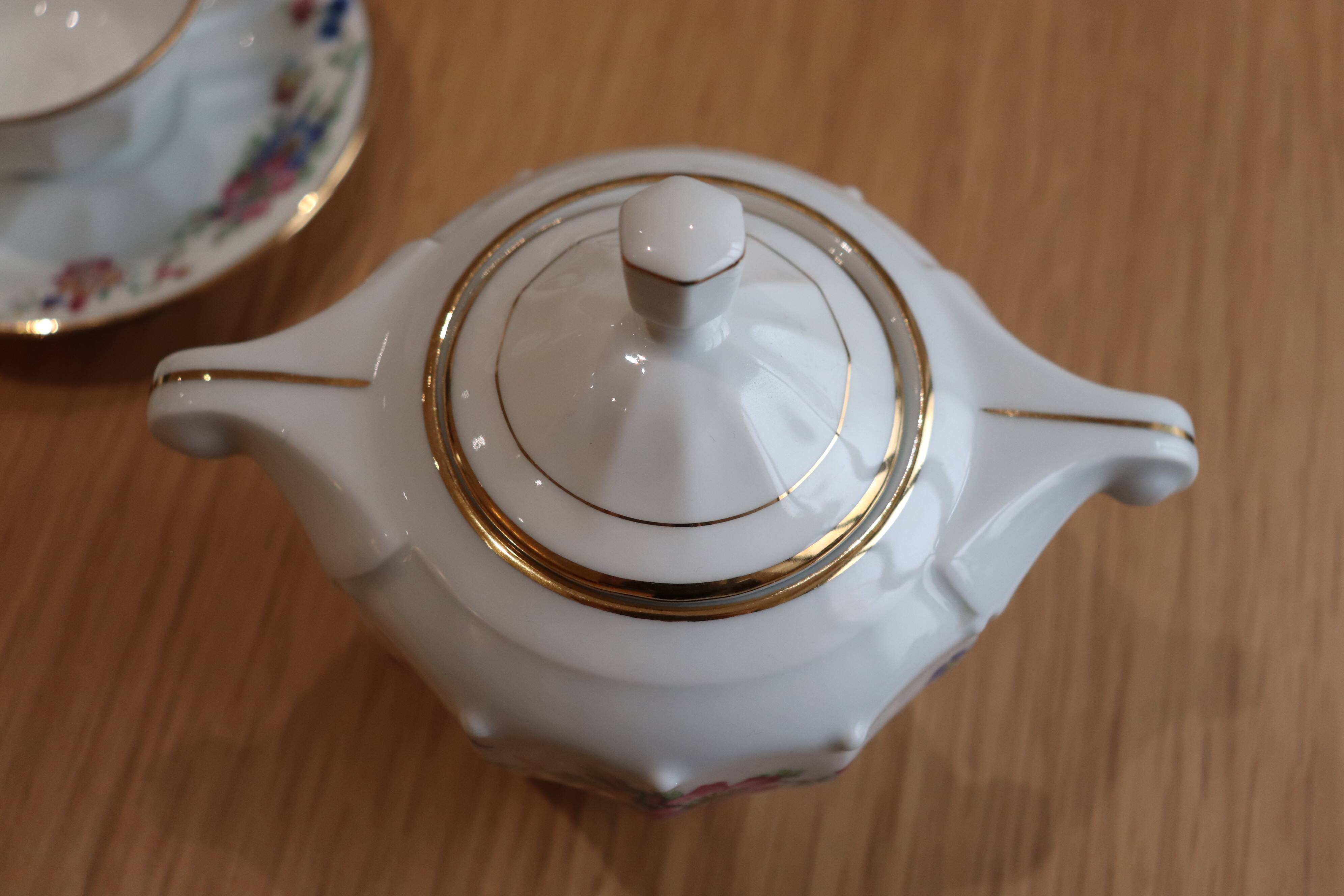 Coffee and tea service in Limoges porcelain with anemone flower pattern and gilding.