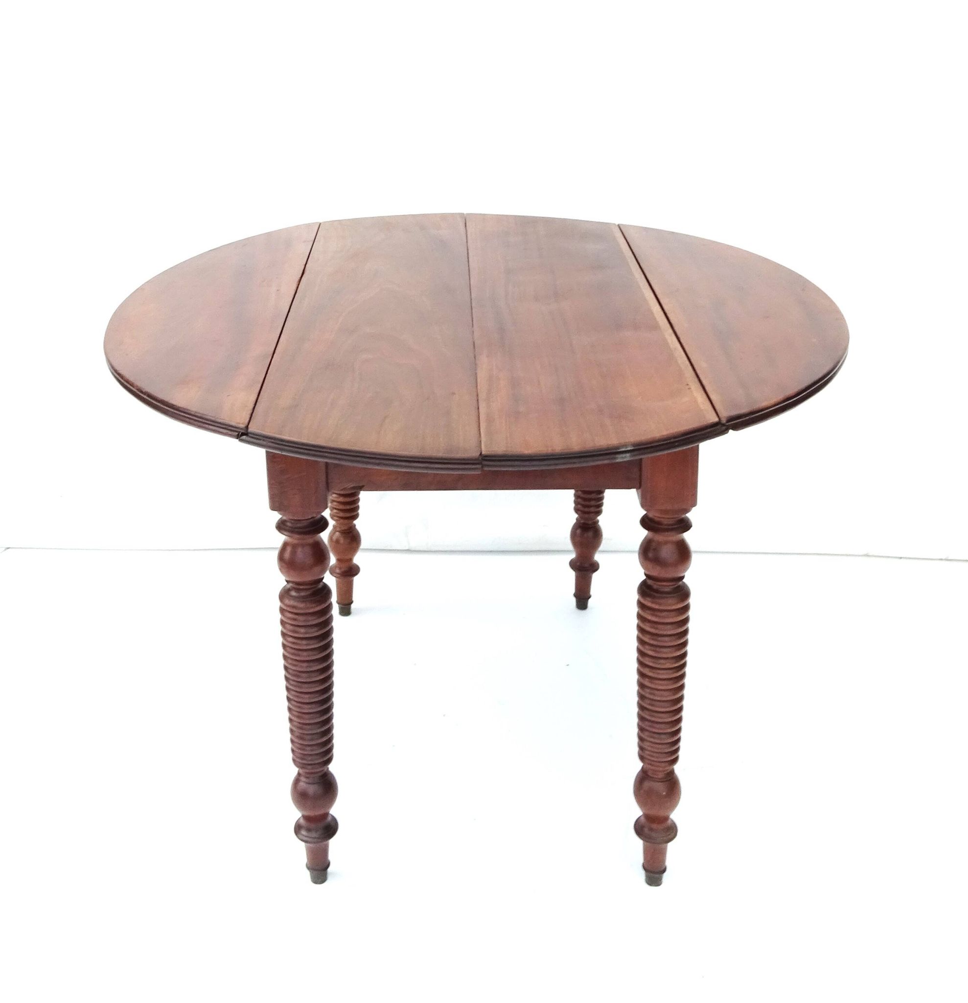Round flap table