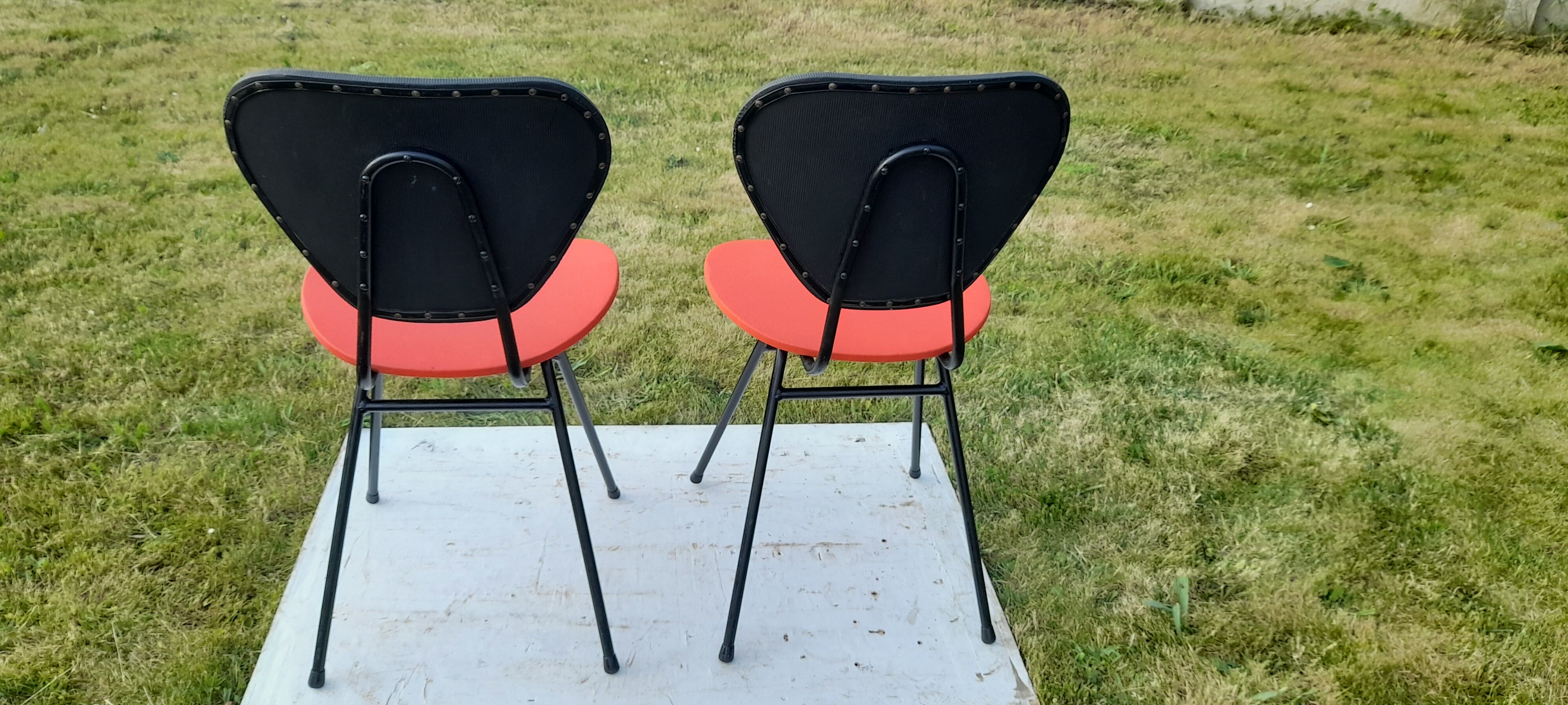 2 ant chairs in black and red skaï feet in black metal