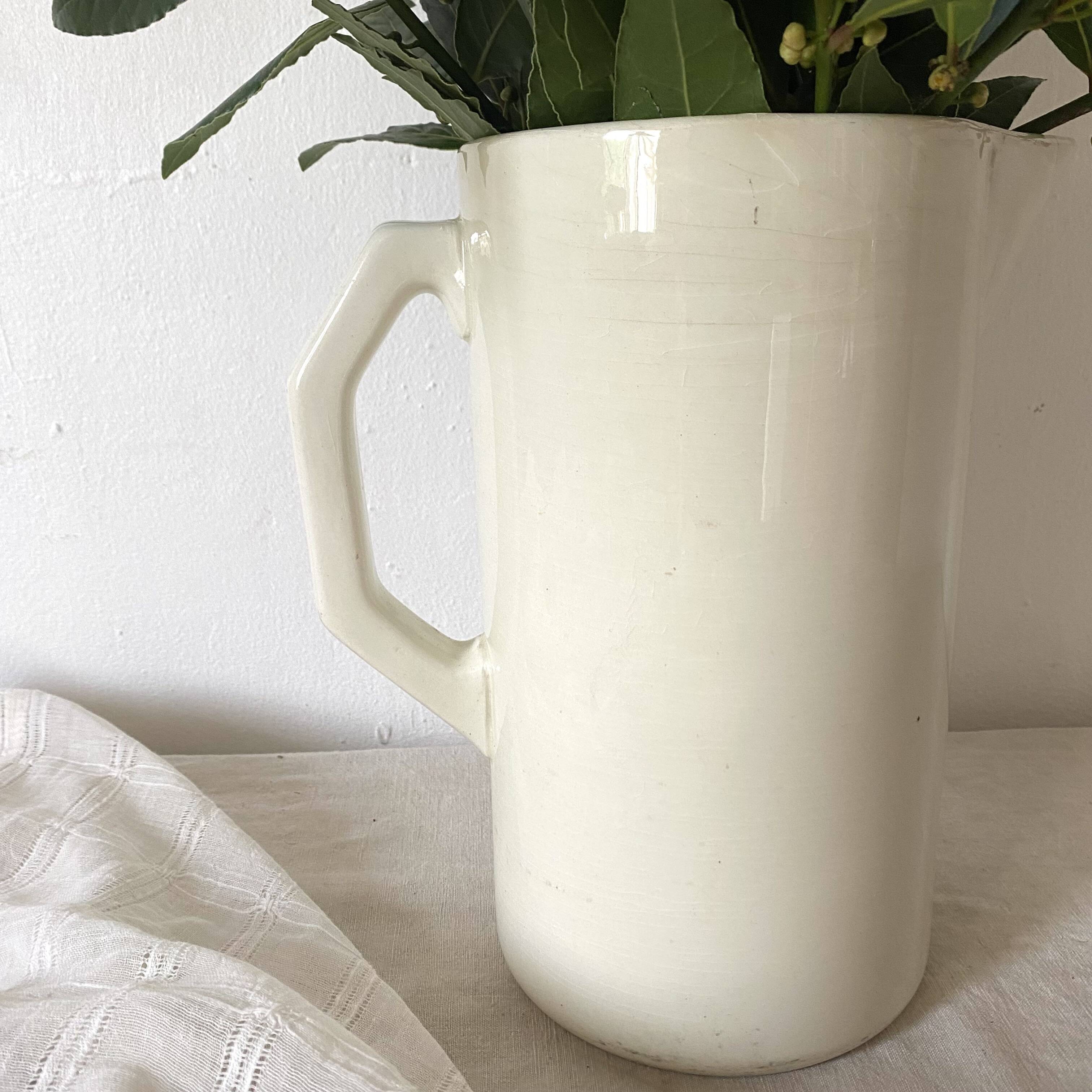 Old pitcher, Gien pitcher