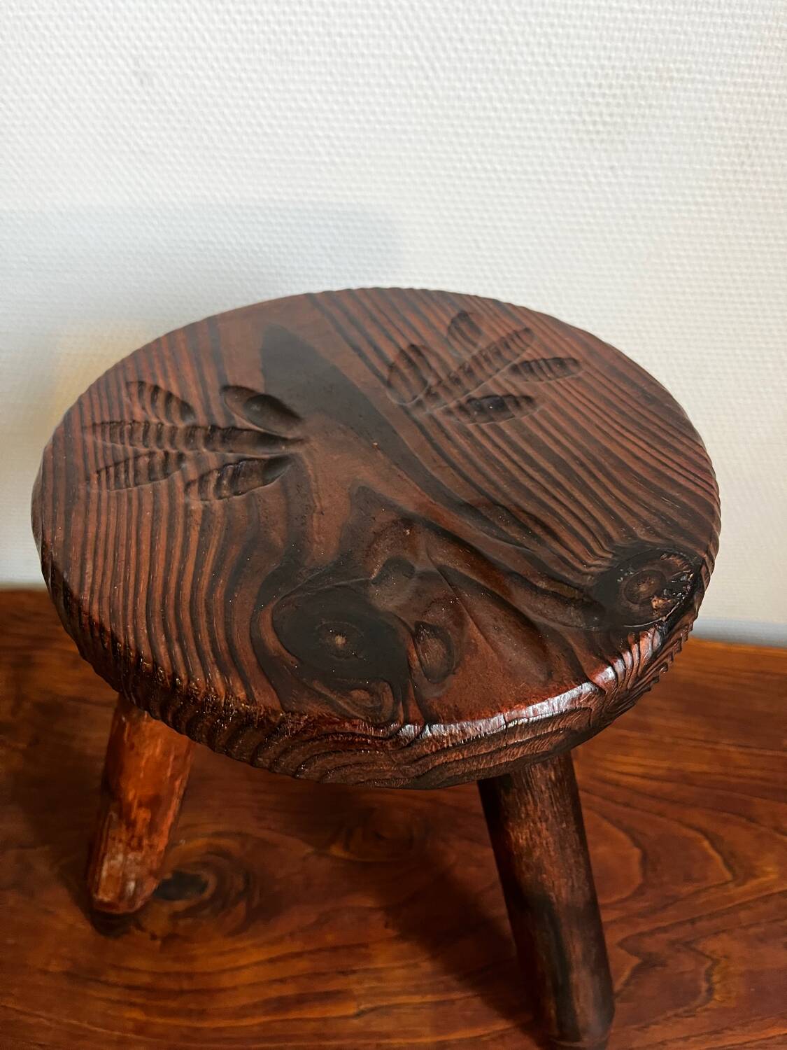 Tabouret tripode en bois sculpté