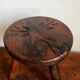 Tabouret tripode en bois sculpté