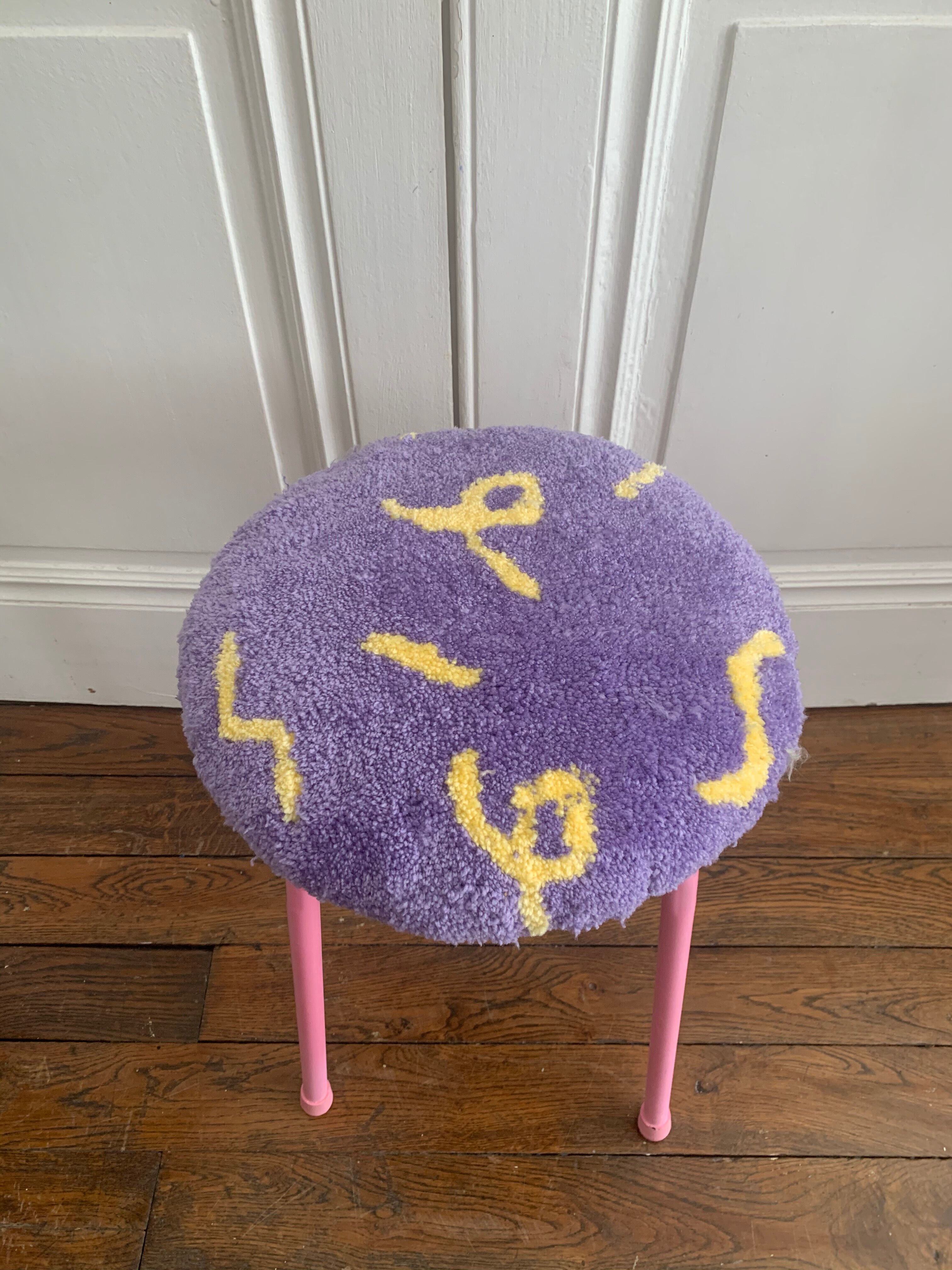 Tabouret tufté violet
