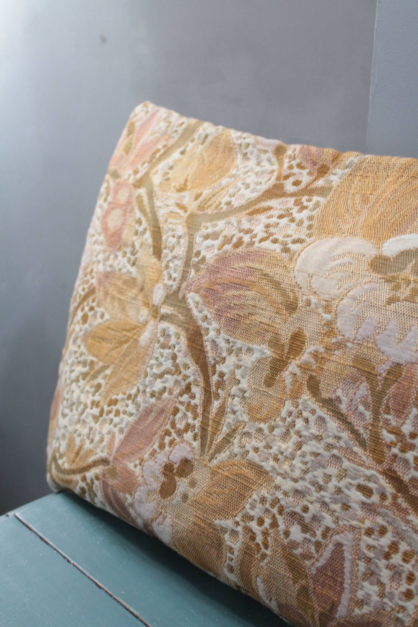 Coussin bohème chic frangé en velours d'ameublement 62x40cm
