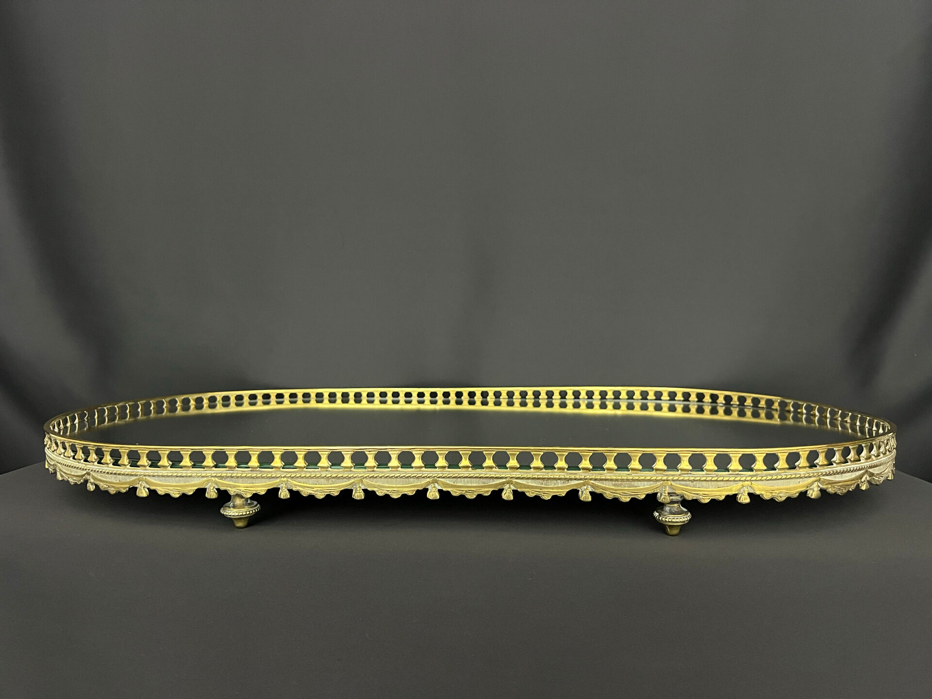 Large oval table centrepiece in bronze and mirror, Louis XVI style.