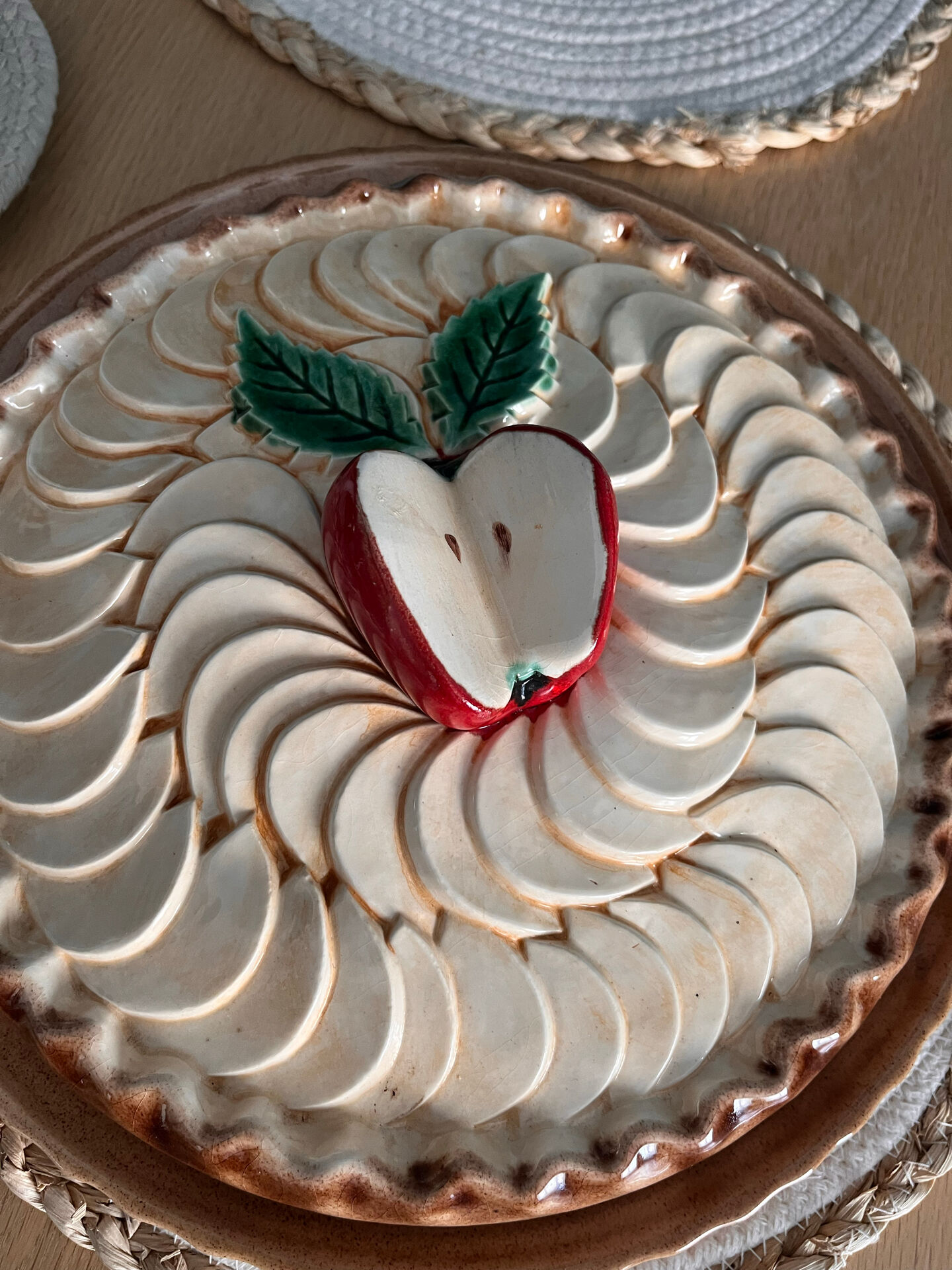 Vintage pie dish in barbotine apple pie Silea