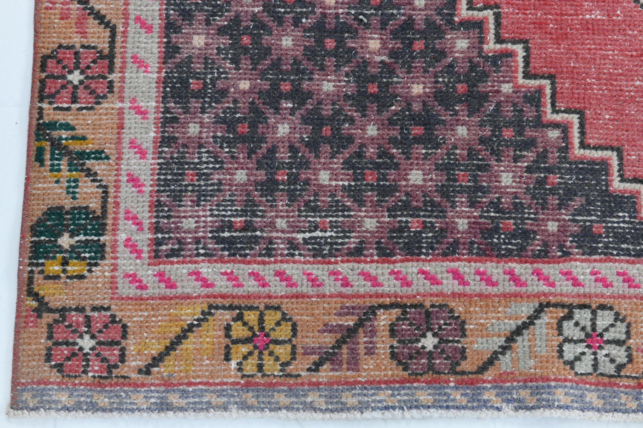 4x8 Pale Red Geometric Vintage Rug, 129x258Cm