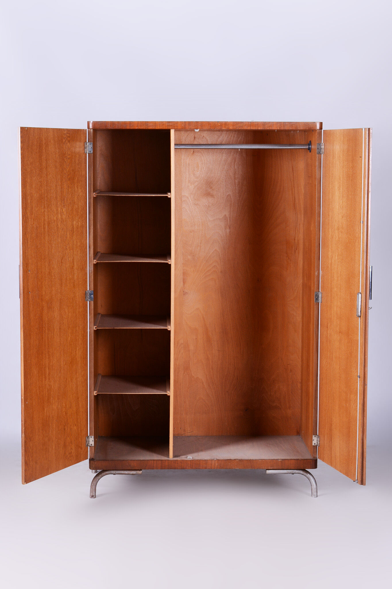 Garde-robe Bauhaus en noyer fabriquée en Tchéquie par Robert Slezak, 1930-1939