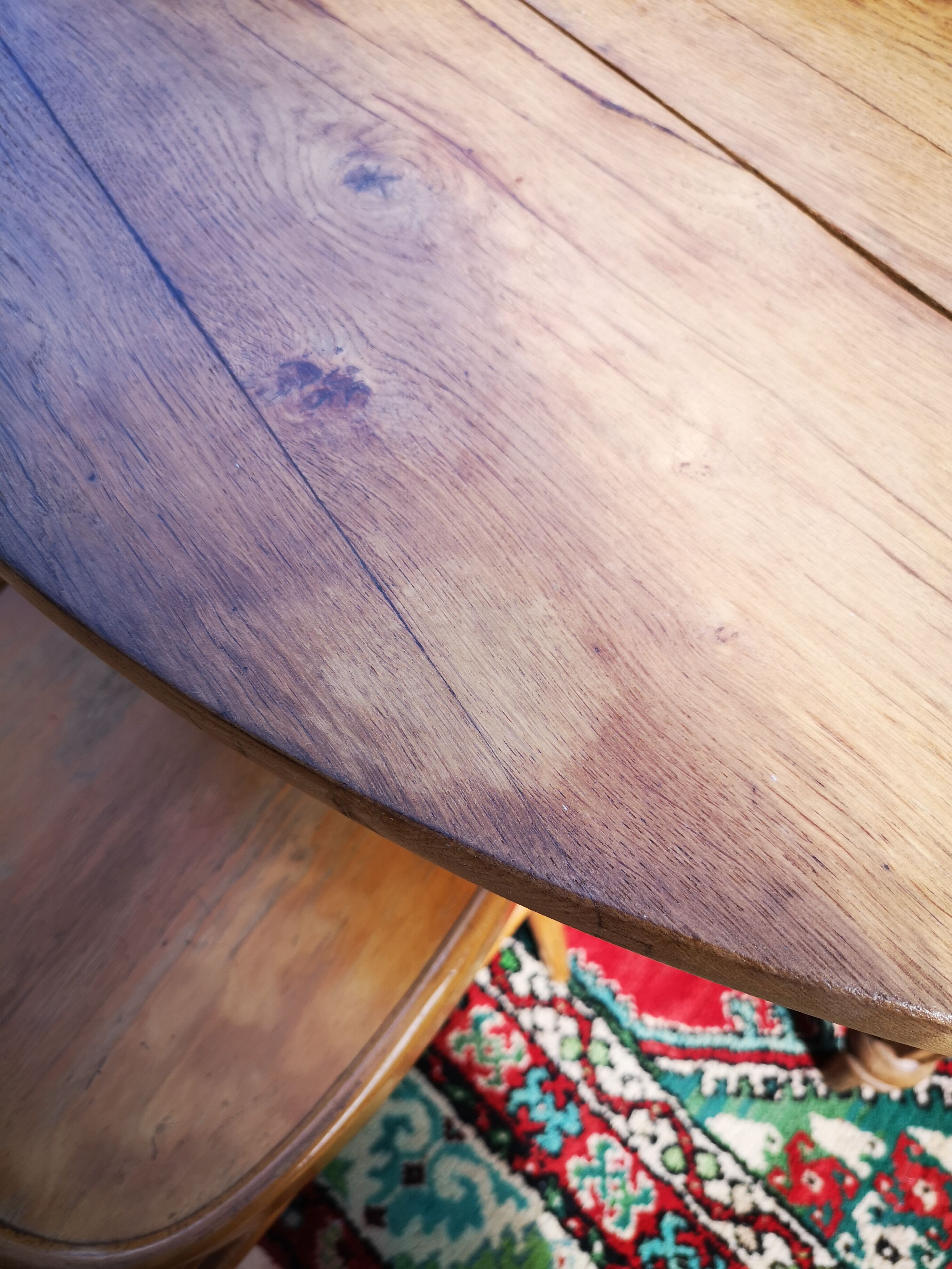 Round table in oak tapered feet with extension cords