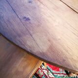Round table in oak tapered feet with extension cords