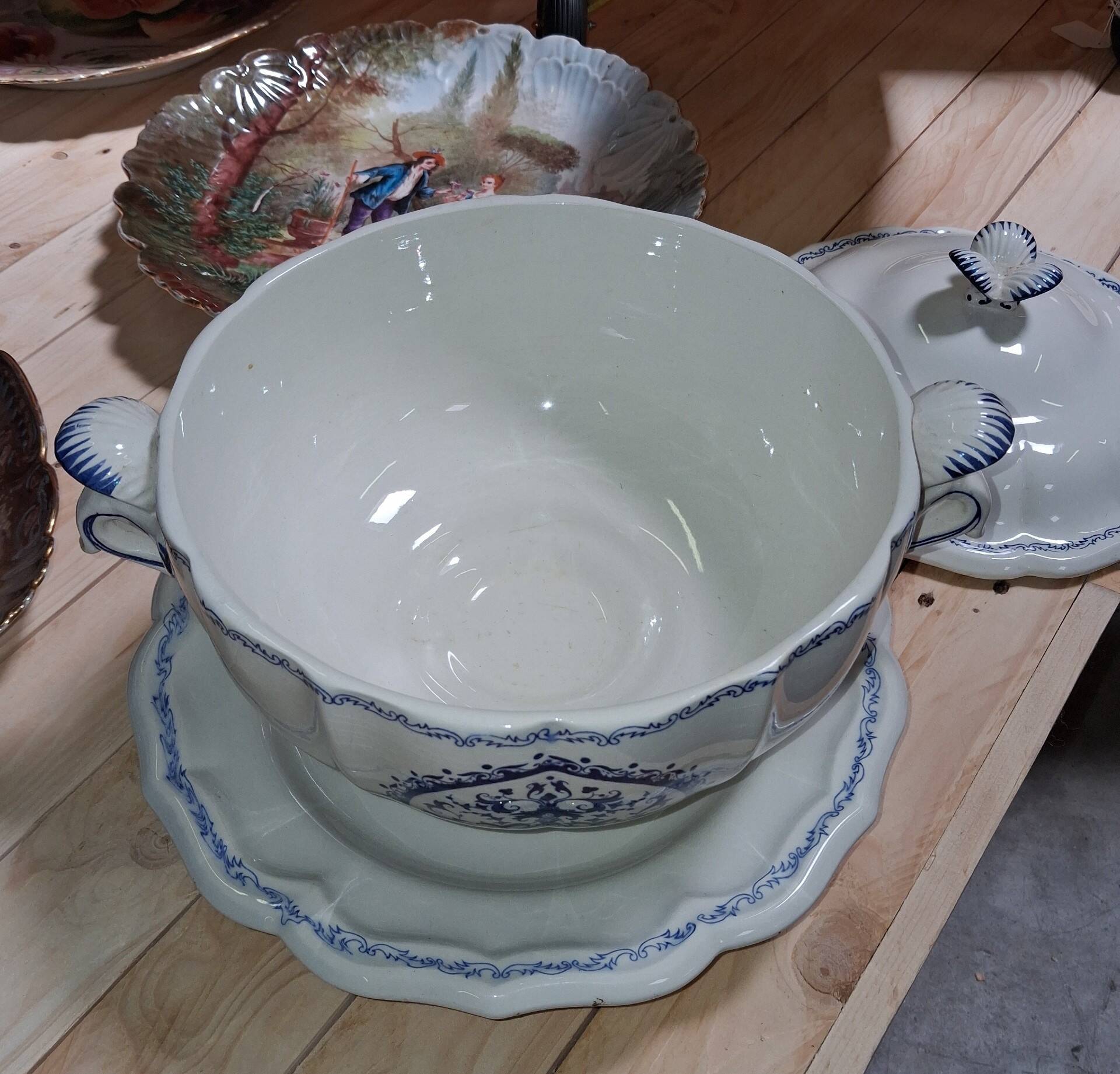 Covered soup tureen and its stand in Gien earthenware –