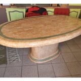 Table ovoide en travertin rose et vert vers 1975