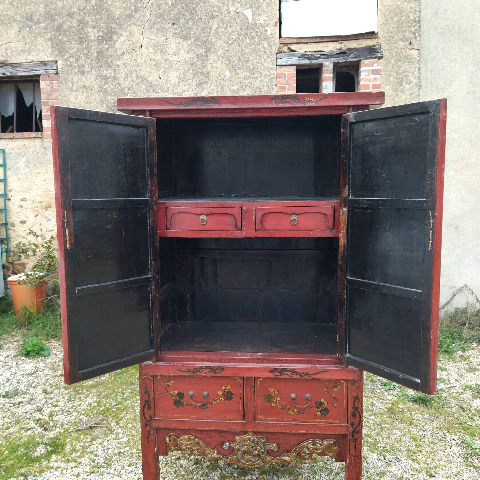 Lacquered cabinet China 50