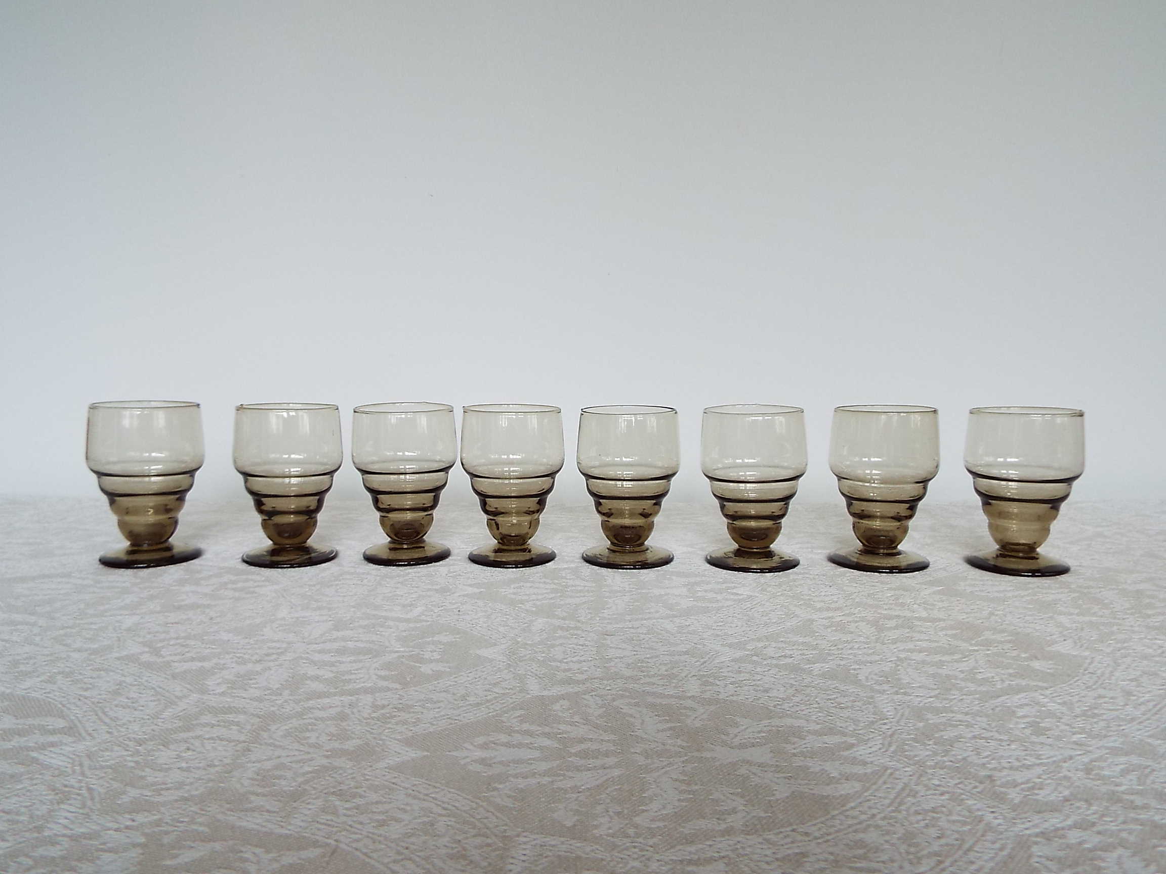 8 wine glasses in smoked glass 10cl