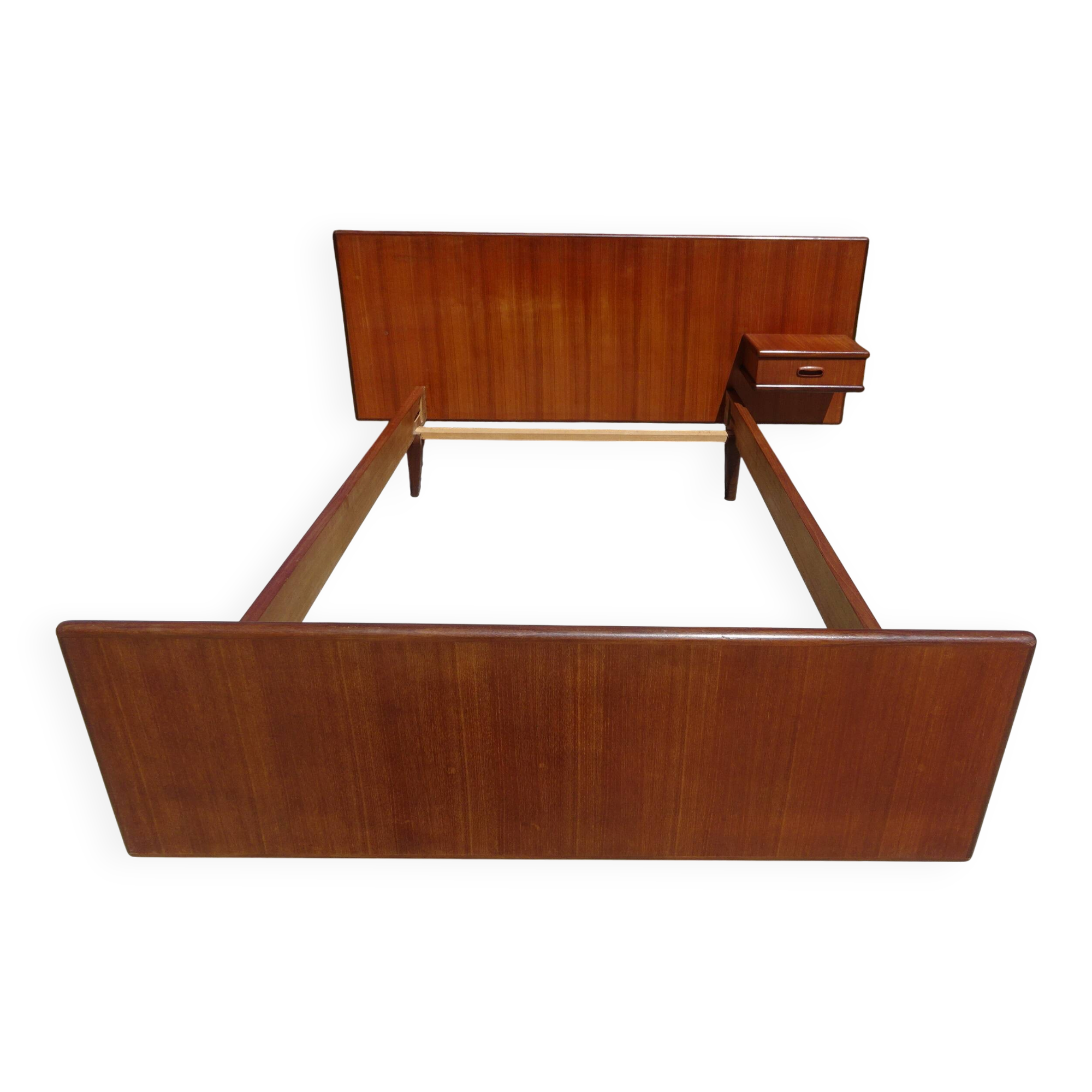 Vintage bed in teak with integrated bedside table.