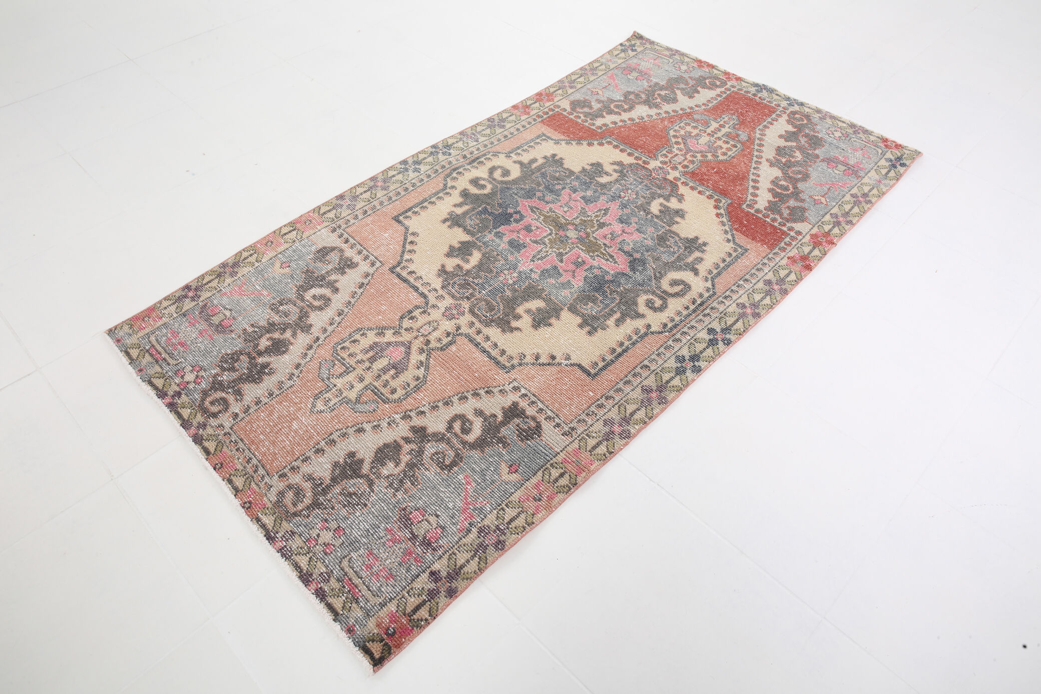 Oriental rug 118x238cm